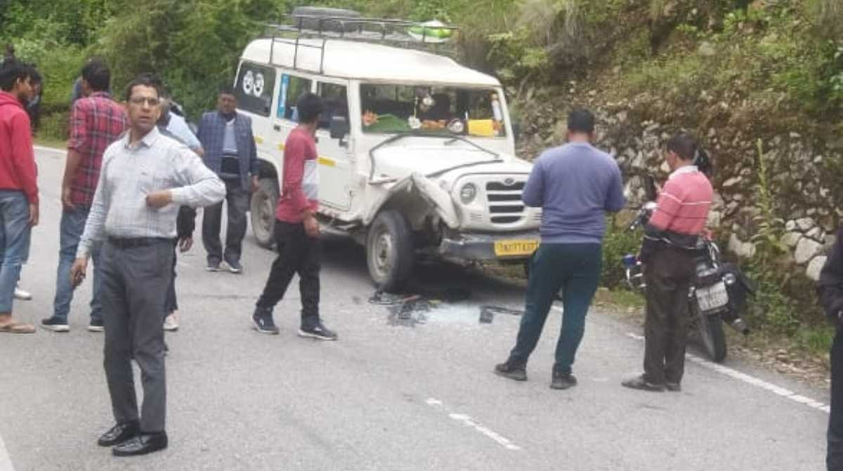 टिहरी में दुर्घटना: दो वाहनों की टक्कर से खाई में गिरी कार, एक की जीवन की कीमत चुकाई, कई में गंभीर चोटें