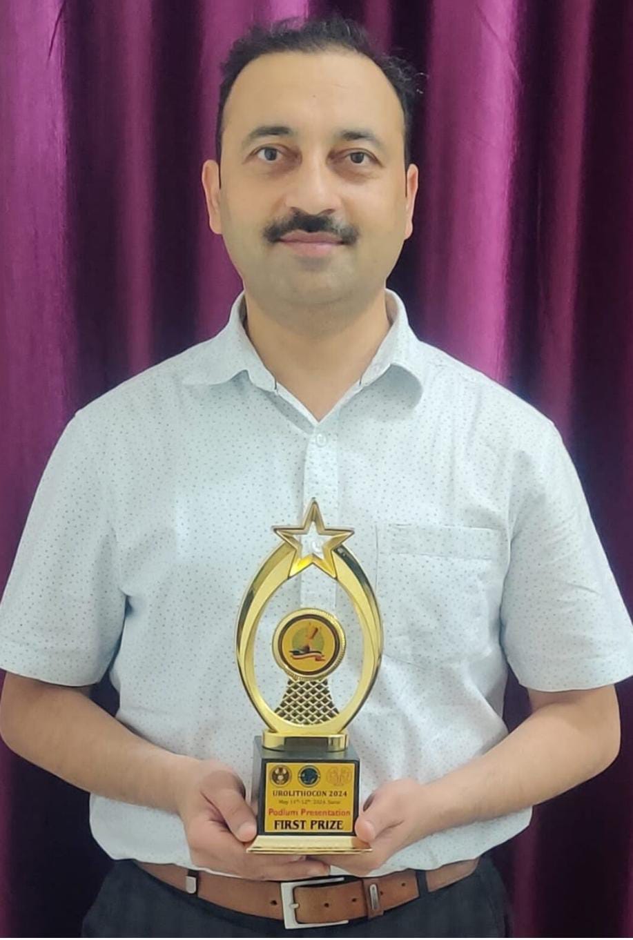 श्री महंत इन्दिरेश अस्पताल के वरिष्ठ यूरोलॉजिस्ट डॉ. विमल कुमार दीक्षित ने सुपाइन पी.सी.एन.एल. तकनीक पर आधारित पेपर प्रस्तुतिकरण में प्रथम स्थान प्राप्त किया है