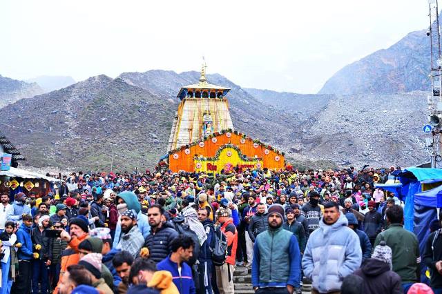 केदारनाथ धाम पहुँची बाबा केदार की डोली, 101 कुंतल फूलों से सजा मंदिर परिसर, कपाटोद्घाटन को उमड़ा जनसैलाब