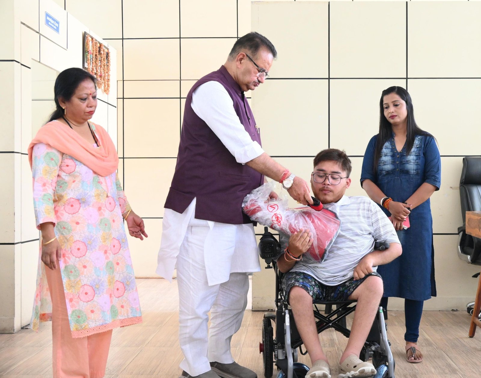 कैबिनेट मंत्री गणेश जोशी ने दिव्यांग युवक को भेंट की इलेक्ट्रॉनिक व्हीलचेयर, कहा – जरूरतमंदों की सेवा है मेरी प्रतिबद्धता
