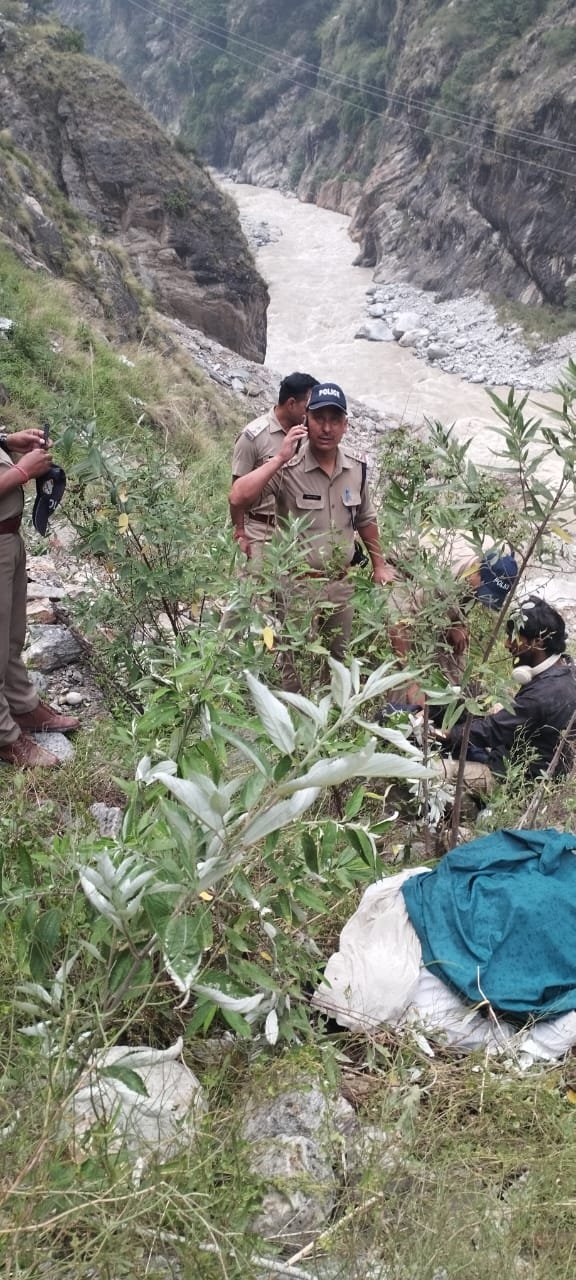 बदरीनाथ हाईवे पर बड़ा हादसा: खाई में गिरने से दो तीर्थयात्रियों की मौत