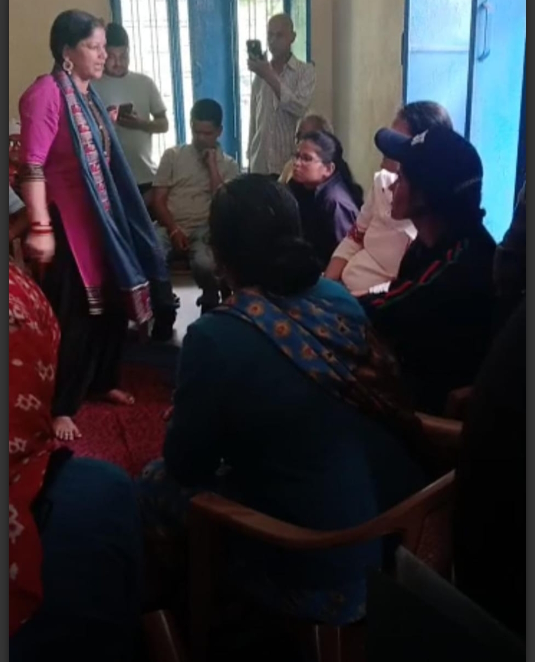 नाकामी:यंहा ग्रामीणों ने DFO सहित रेंजर टीम को कमरे मे किया बंद,नाकामी पर गरजे ग्रामीण