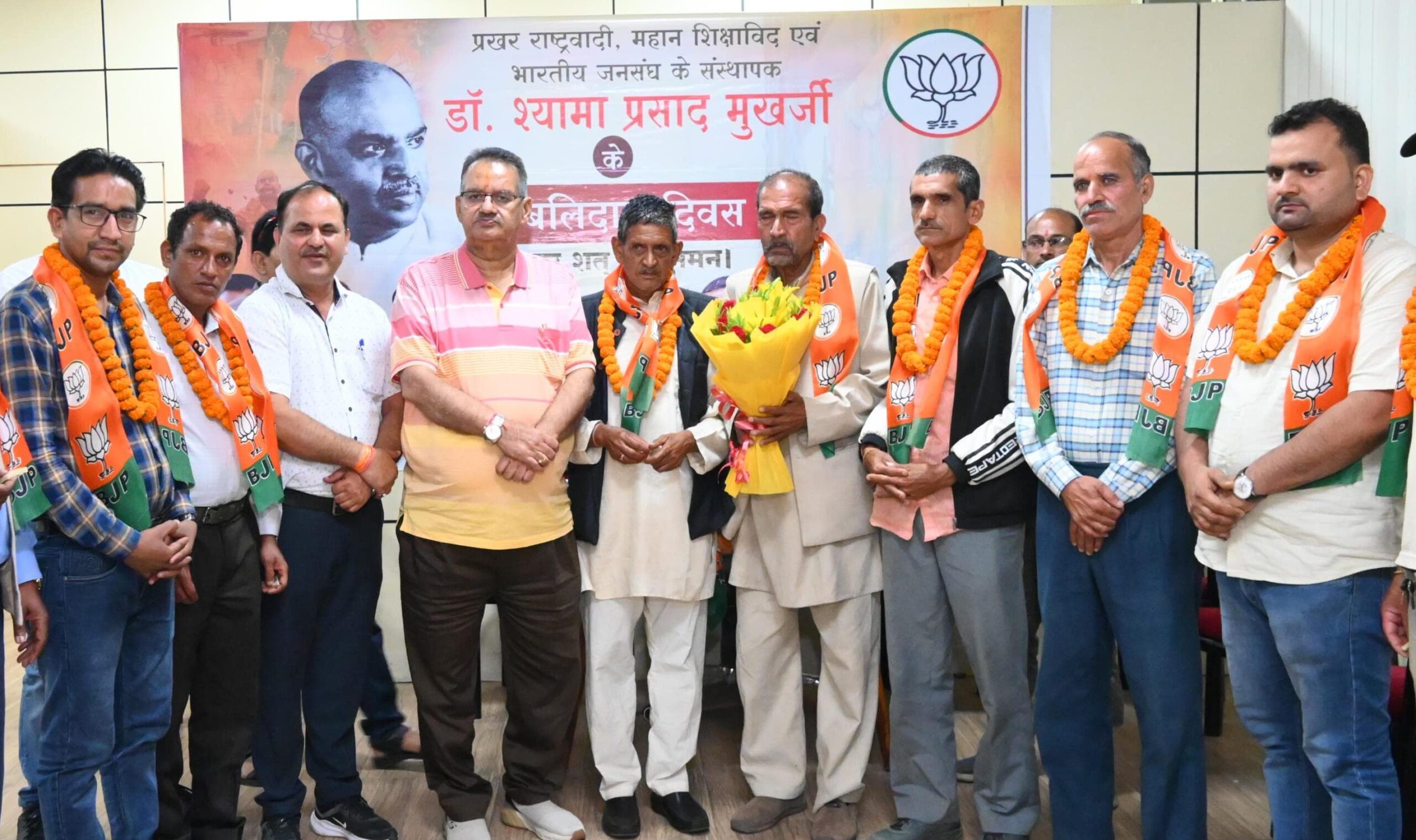 कांग्रेस छोड़ भाजपा में शामिल हुए दर्जनभर से अधिक लोग, कैबिनेट मंत्री गणेश जोशी ने किया स्वागत।