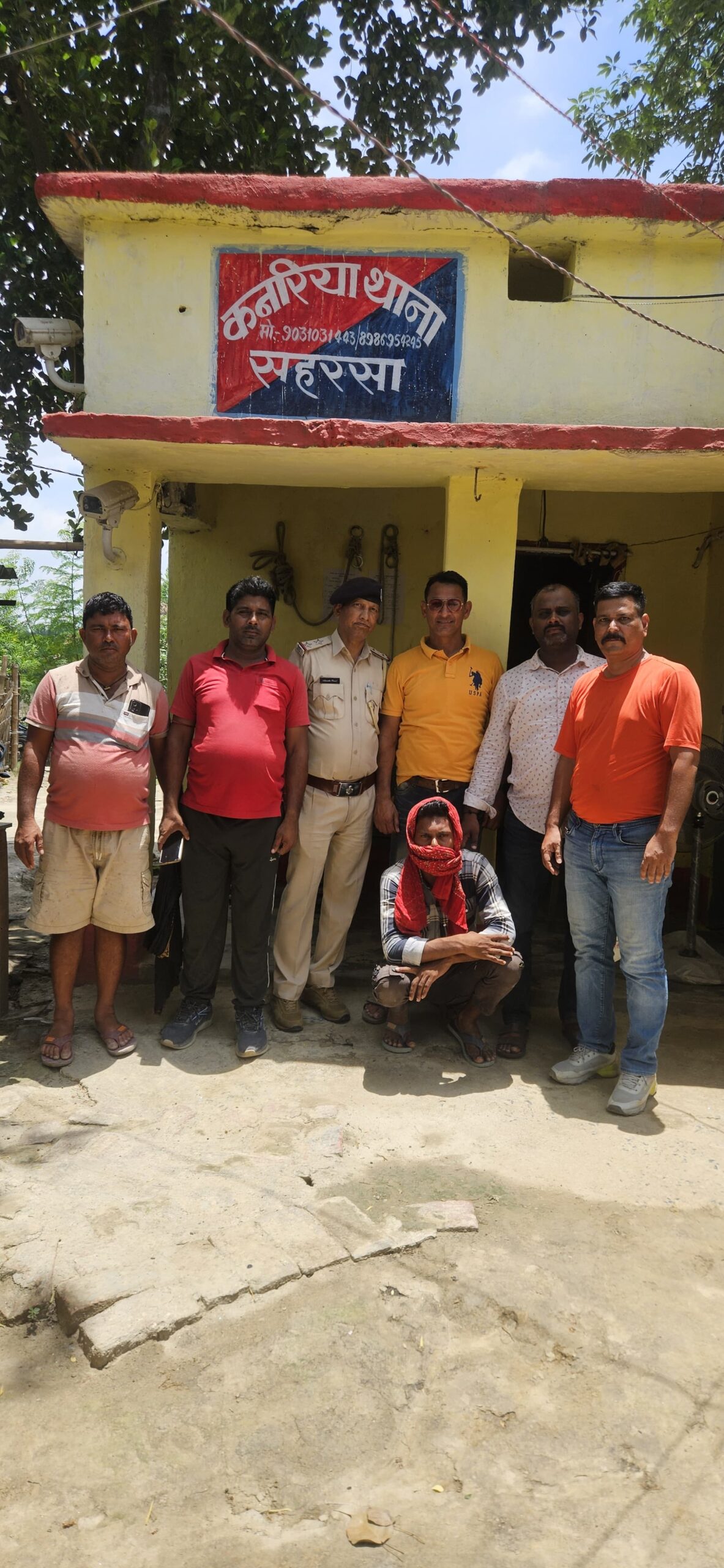 उत्तराखण्ड एसटीएफ की बड़ी कार्यवाही- 15 हजार का ईनामी अपराधी नितीश चौधरी जिला सहरसा, बिहार से गिरफ्तार, एसटीएफ द्वारा थाना प्रेमनगर पुलिस के साथ ज्वाइंट ऑप्रेशन में की गयी गिरफ्तारी,एसटीएफ द्वारा बिहार में बाढ़ के चलते कठिन परिस्थितियों में 1 किमी0 चौड़ी नदी को नाव से पार कर ईनामी की गिरफ्तारी की गयी जोकि चारों ओर पानी से घिरे एक टापू में छिपकर रह रहा था, ईनामी अपराधी थाना प्रेमनगर जनपद देहरादून से एक रेप के मुकदमे में वांछित चल रहा था व पिछले वर्ष अगस्त माह में घटना के बाद से ही फरार हो गया था,उत्तराखण्ड पुलिस मुख्यालय द्वारा ईनामी अपराधियों के विरुद्ध चलाये जा रहे अभियान के तहत की गयी है गिरफ्तारी।
