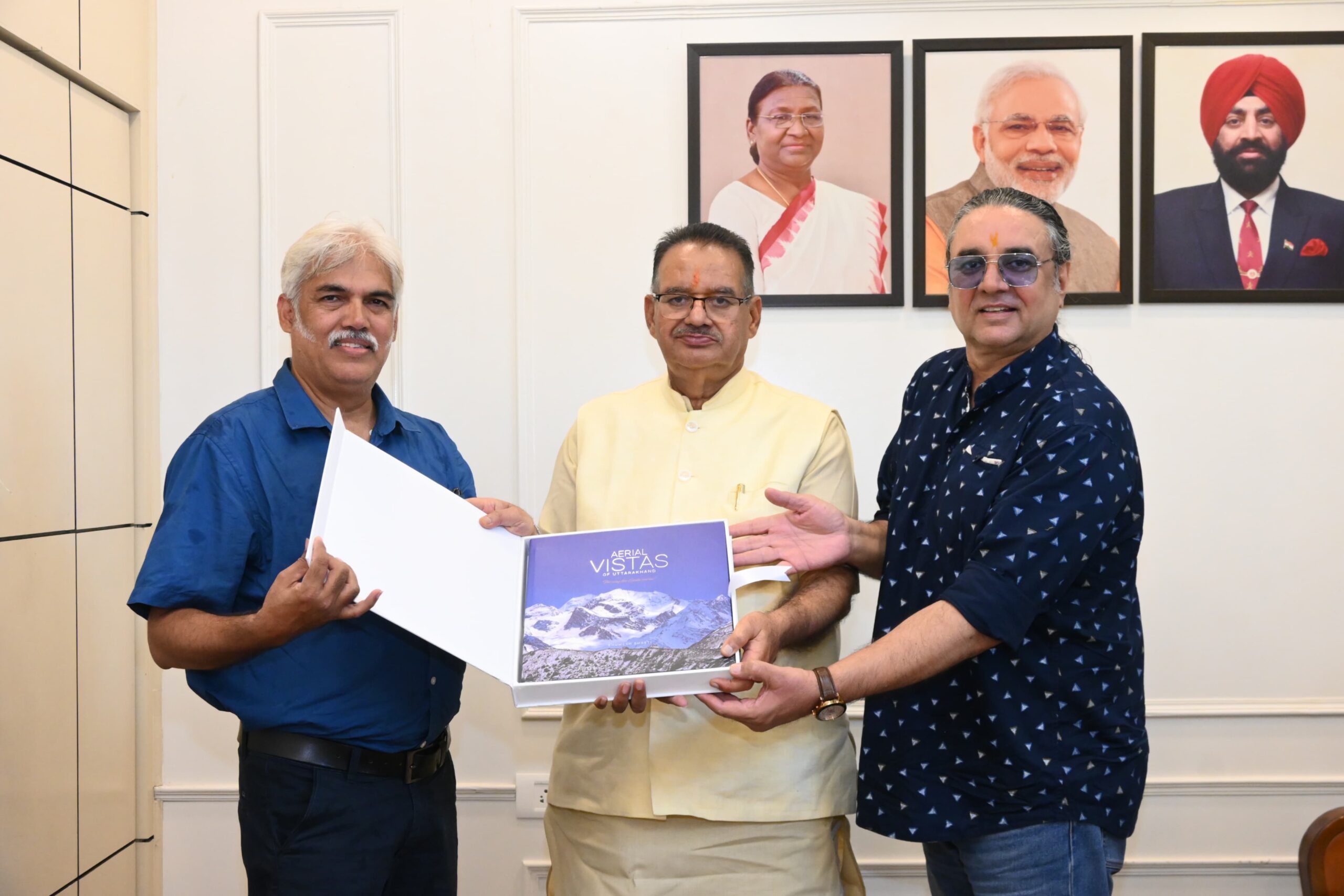 कैबिनेट मंत्री गणेश जोशी से मिले फोटोग्राफर भूमेश भारती, भेंट की “एरियल विस्टाज़ ऑफ उत्तराखंड” कॉफी टेबल बुक।