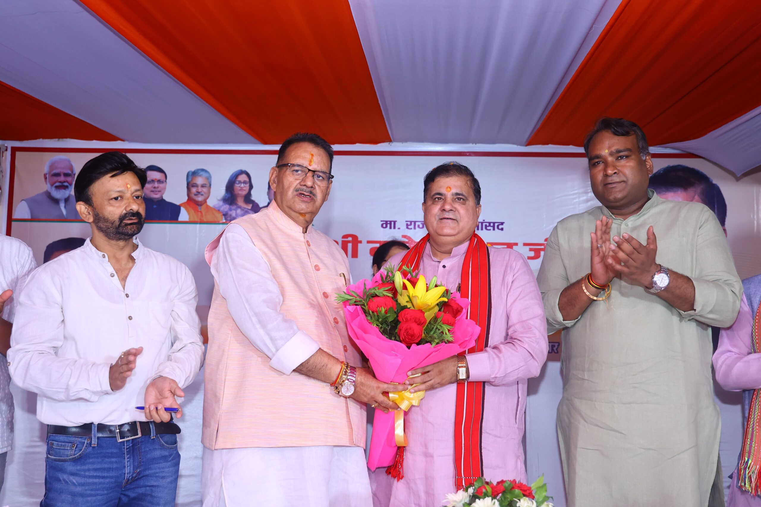 भाजपा प्रदेश अध्यक्ष महेन्द्र भट्ट को स्मृति चिन्ह देकर अभिनन्दन करते कैबिनेट मंत्री गणेश जोशी।