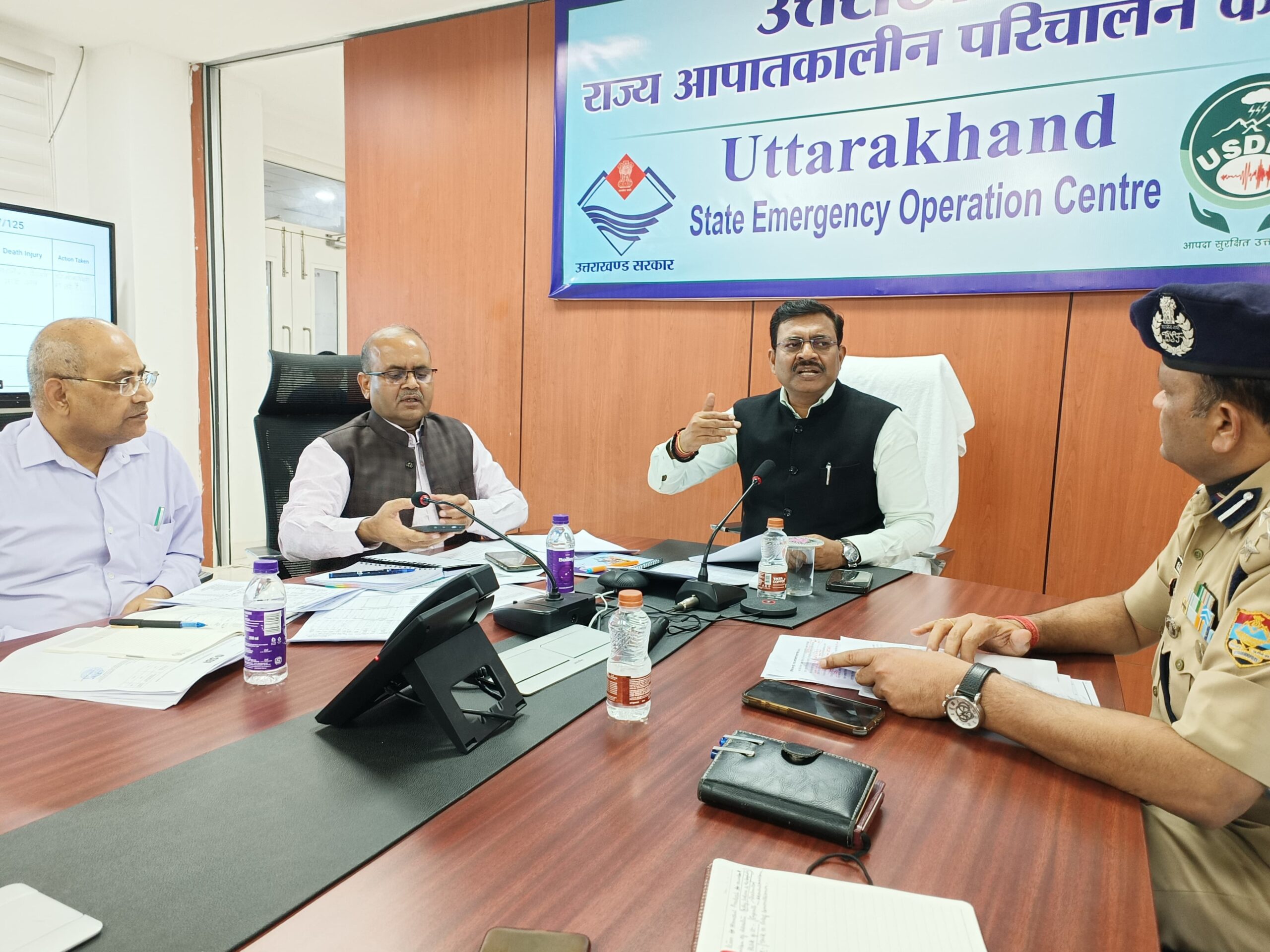 हिमाचल प्रदेश जाएगा यूएसडीएमए का विशेषज्ञ दल,तहसील स्तर पर व्हाट्सएप ग्रुप बनाने के निर्देश,सचेत ऐप, 112, 1070, 1077 हों सभी के फोन में,2853 परिवारों का पुनर्वास,हिमाचल में अतिवृष्टि से उत्पन्न स्थितियों से निपटने के तौर-तरीकों का अध्ययन करेगा विशेषज्ञ दल,मुख्य सचिव आनंद बर्द्धन ने सचिव आपदा प्रबंधन को दिए निर्देश,एसईओसी पहुंचे मुख्य सचिव, मौसम तथा मानसून की ली जानकारी।