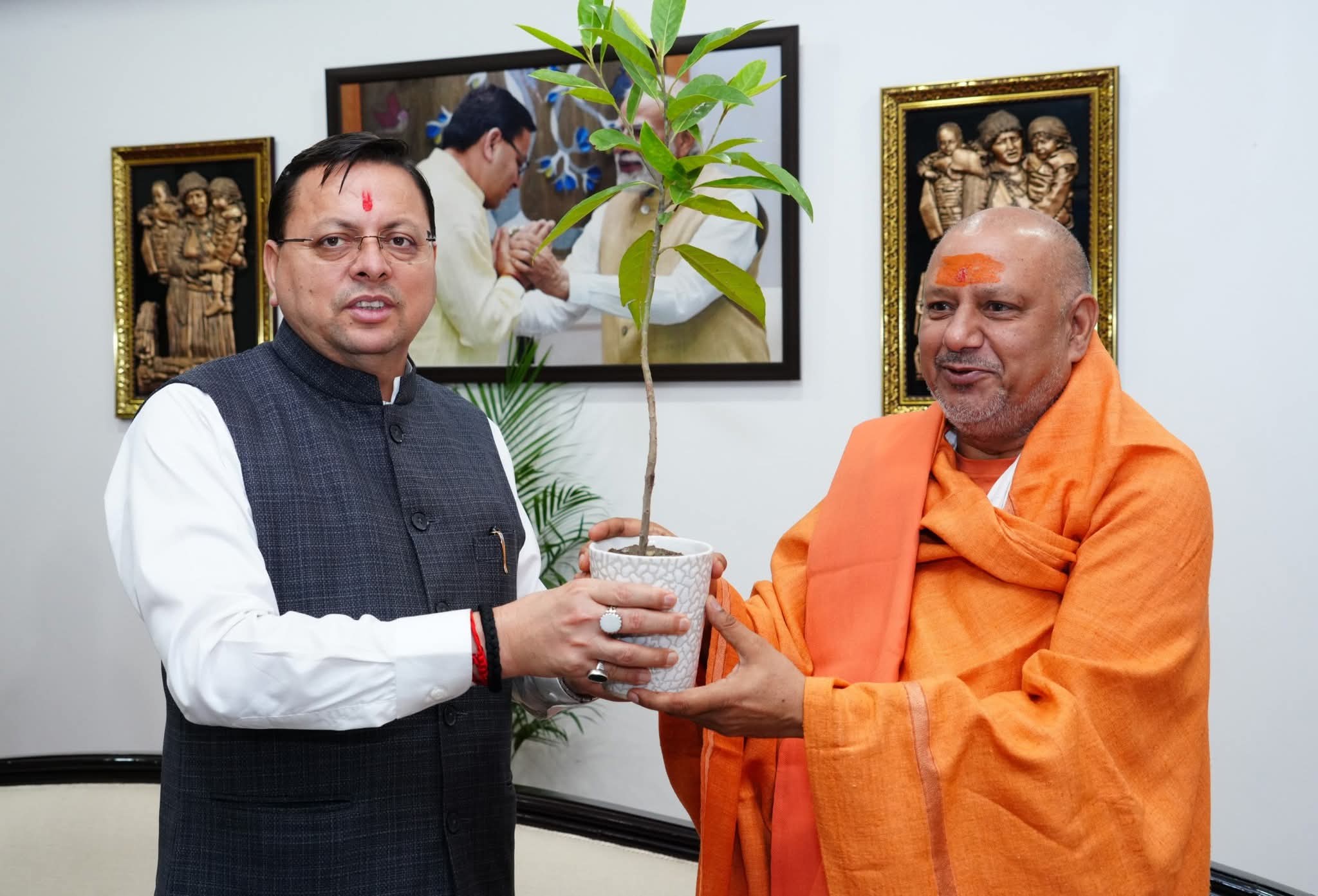 मुख्यमंत्री पुष्कर सिंह धामी से शनिवार को मुख्यमंत्री आवास में महामंडलेश्वर स्वामी यतींद्रानंद गिरी जी महाराज ने शिष्टाचार भेंट की ।