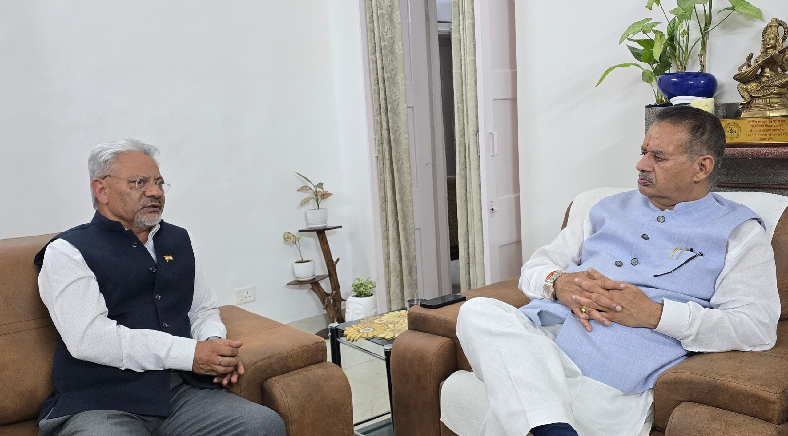 उपनल की कल्याणकारी योजनाओं की जानकारी लेते सैनिक कल्याण मंत्री गणेश जोशी।