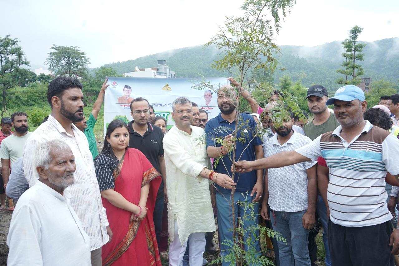 आज दिनांक 16th जुलाई 2025 को हरेला पर्व के अवसर पर नगर निगम देहरादून द्वारा हरित पखवाड़े का शुभारंभ किया गया , जिसके अंतर्गत आज IT park – nalapani road पर वृहद पौधारोपण अभियान चलाया गया।