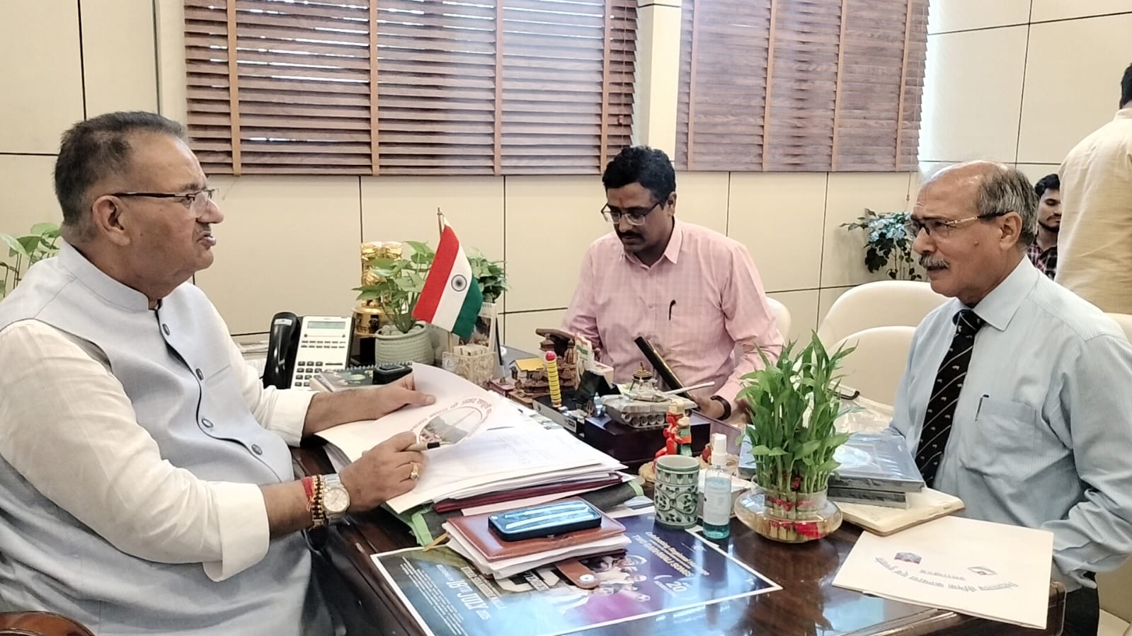 कारगिल विजय दिवस पर तैयारियों को लेकर बैठक करते सैनिक कल्याण मंत्री गणेश जोशी।