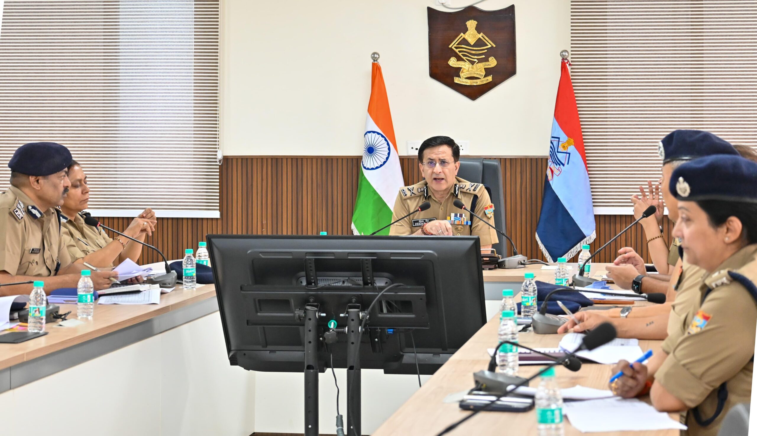 डीजीपी ने की त्रिस्तरीय पंचायत सामान्य निर्वाचन-2025 के प्रथम चरण हेतु सुरक्षा तैयारियों की समीक्षा,निरोधात्मक कार्यवाही के अन्तर्गत राज्य भर में लगभग 15 करोड़ के अवैध, मादक पदार्थ/शराब की बरामदगी।
