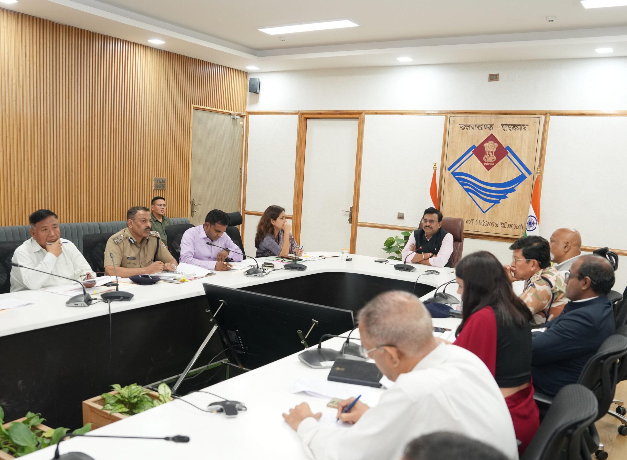 मुख्य सचिव आनन्द बर्द्धन की अध्यक्षता में मंगलवार को सचिवालय में वाइब्रेंट विलेज योजना से सम्बन्धित राज्य स्तरीय संचालन समिति की बैठक आयोजित हुई,  बैठक के दौरान मुख्य सचिव ने वाइब्रेंट विलेज से सम्बन्धित योजनाओं को प्राथमिकता के आधार पर पूर्ण किए जाने के निर्देश दिए हैं। 
