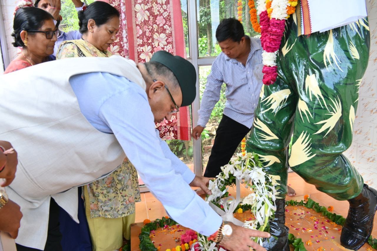 कारगिल शहीद राजेश गुरुंग को श्रद्धांजलि देते सैनिक कल्याण मंत्री गणेश जोशी।
