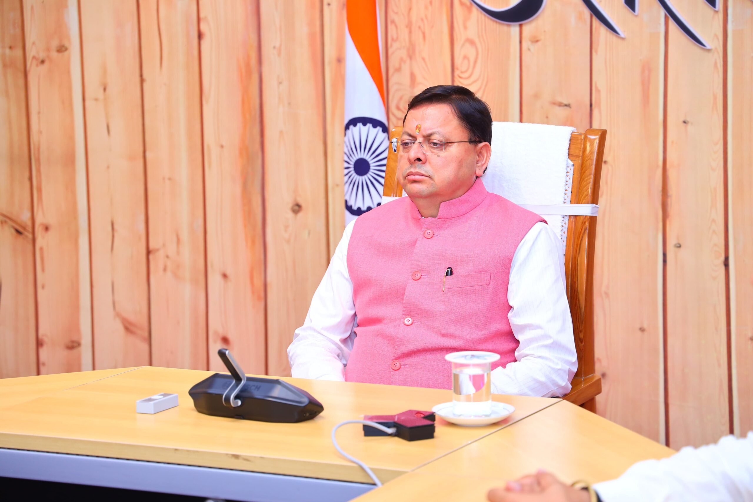 मुख्यमंत्री पुष्कर सिंह धामी ने रविवार को मुख्यमंत्री आवास में प्रधानमंत्री नरेंद्र मोदी के ’मन की बात’ कार्यक्रम का 124वां संस्करण सुना।