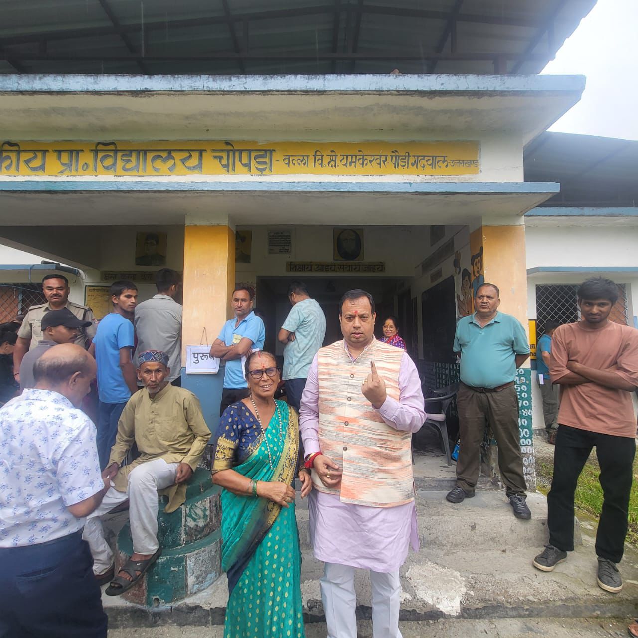 बीकेटीसी अध्यक्ष हेमंत द्विवेदी नें अपने पैतृक गांव खोबरा (यमकेश्वर)पहुँच कर किया मतदान, कहा ग्रामीण जनता का एक वोट रखता हैं गांव की तस्वीर बदलने की शक्ति,सशक्त पंचायतें हैं सशक्त उत्तराखंड का मार्ग प्रशस्त करने का सशक्त माध्यम-हेमंत द्विवेदी।