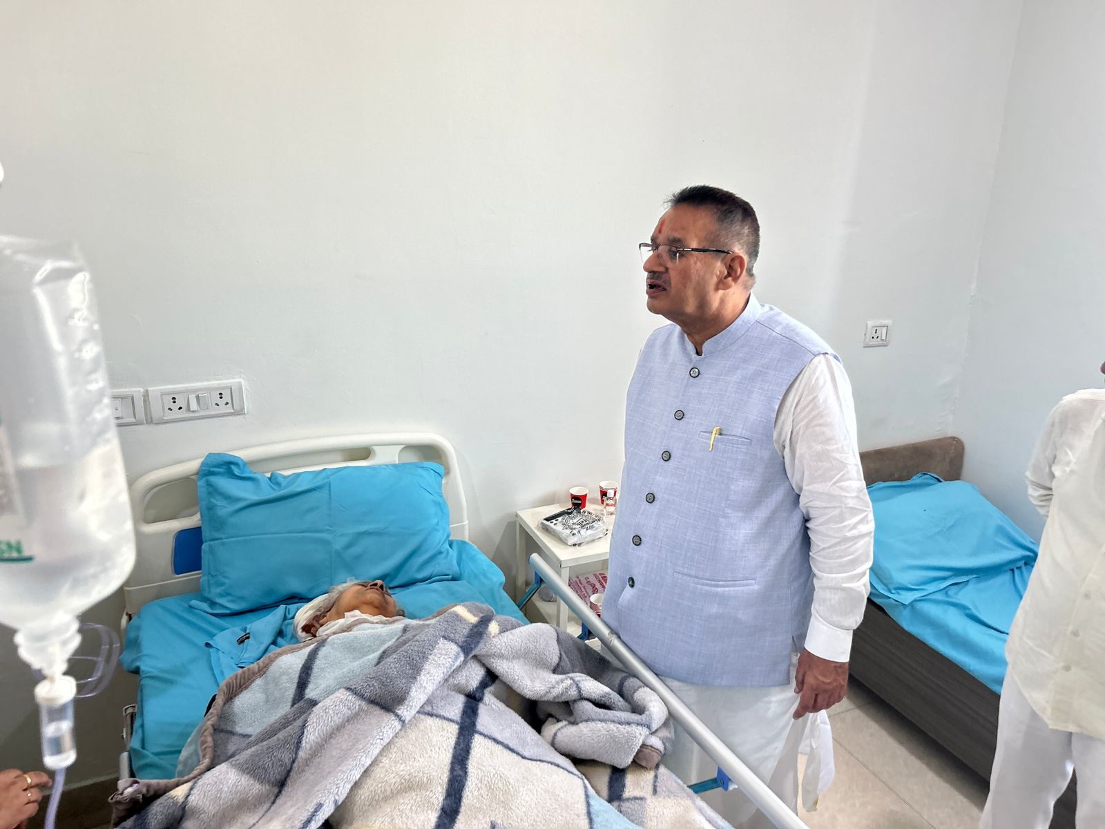 गणेश जोशी ने डॉक्टरों से की चर्चा, घायल महिला के उपचार में दिखाई रुचि