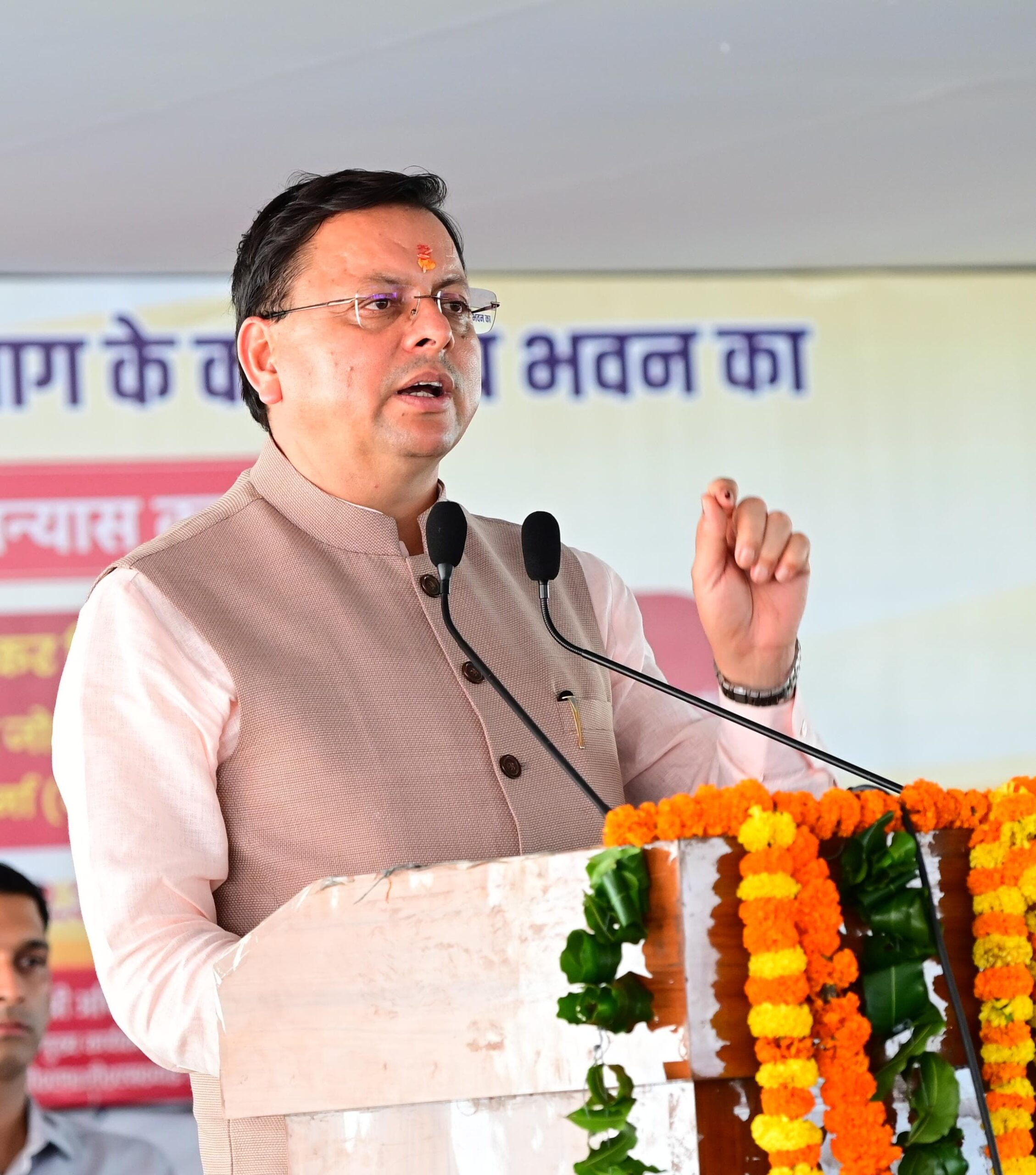 मुख्यमंत्री पुष्कर सिंह धामी ने शुक्रवार को डांडा नूरीवाला सहस्रधारा रोड, देहरादून में आयोजित कार्यक्रम में प्रतिभाग करते हुए ₹58.32 करोड़ लागत से बनने वाले ग्राम्य विकास भवन का शिलान्यास किया। इस दौरान उन्होंने परिसर में पौधारोपण भी किया।