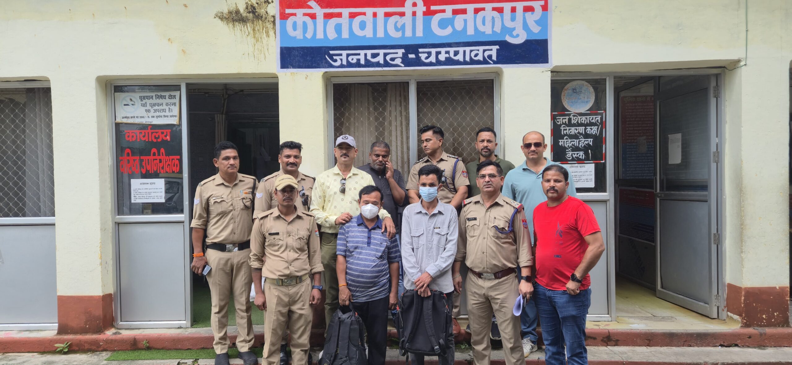 STF की  एंटी नार्कोटिक्स टास्क फोर्स द्वारा सटीक कार्यवाही करते हुए  नशा तस्करों पर कड़ा प्रहार ।। जनपद चंपावत के थाना टनकपुर क्षेत्र से करीब 24 लाख रूपये की चरस के साथ दो नशा तस्कर *(एक अंतराष्ट्रीय तस्कर)* गिरफ्तार,