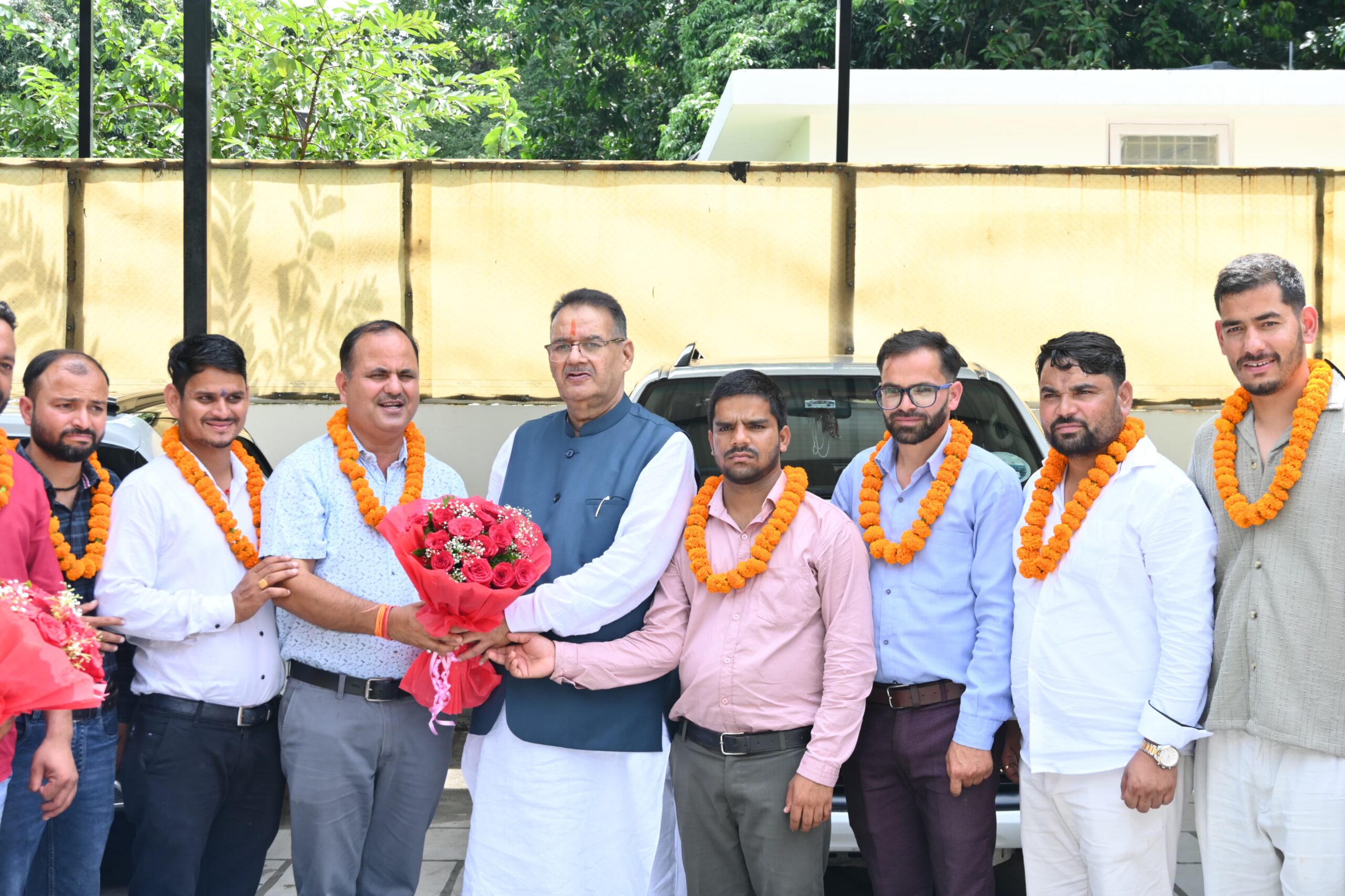 कैबिनेट मंत्री गणेश जोशी से मिले त्रिस्तरीय पंचायत चुनावों में विजयी जनप्रतिनिधि,मंत्री ने दी जीत की बधाई।