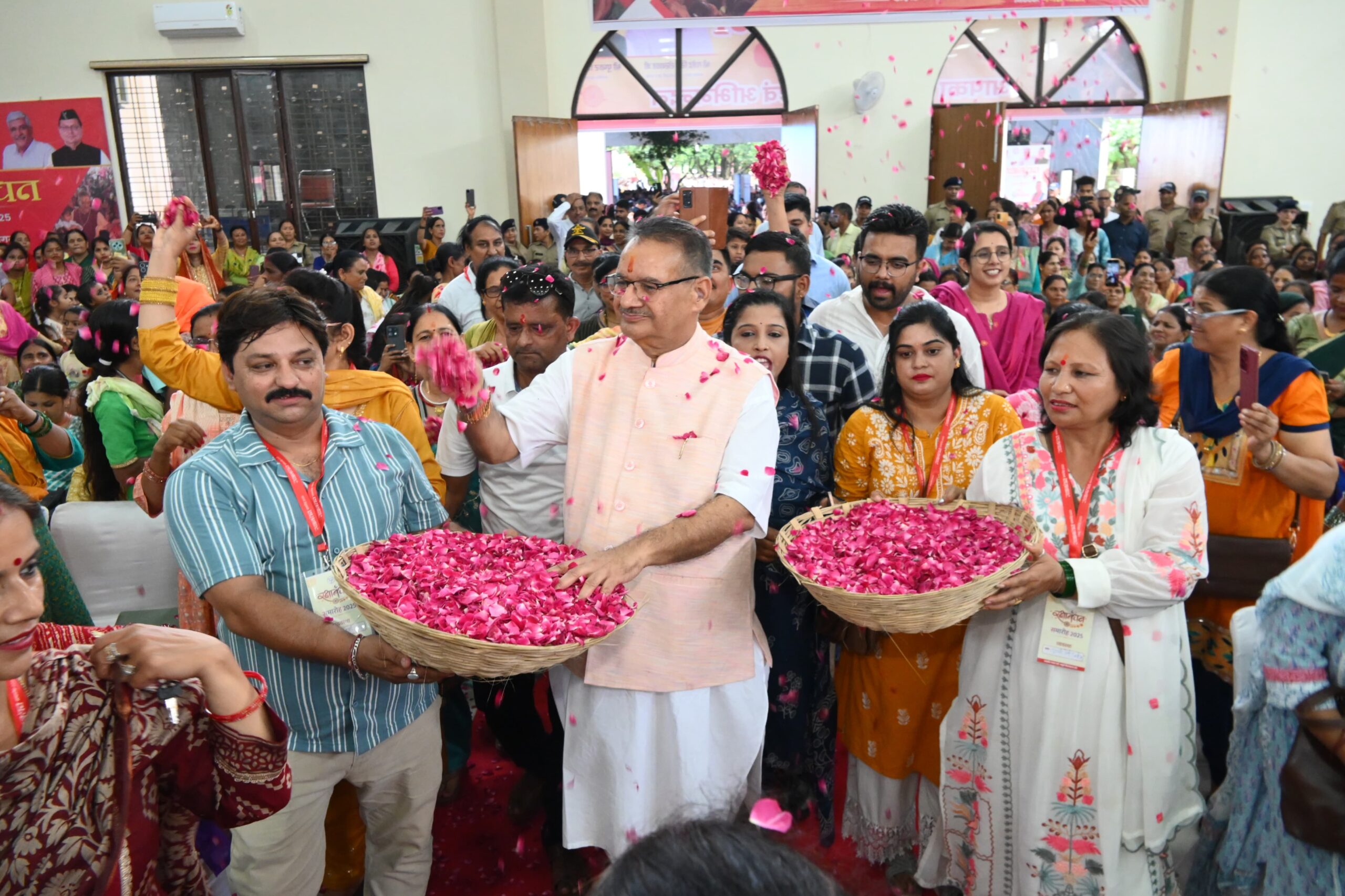 15 हजार से अधिक बहनों ने मंत्री गणेश जोशी को बांधी राखी, समारोह में केंद्रीय मंत्री शेखावत और मुख्यमंत्री धामी हुए शामिल,मंत्री गणेश जोशी ने भावुक होकर कहा – “मैं केवल मंत्री नहीं, एक भाई हूं।