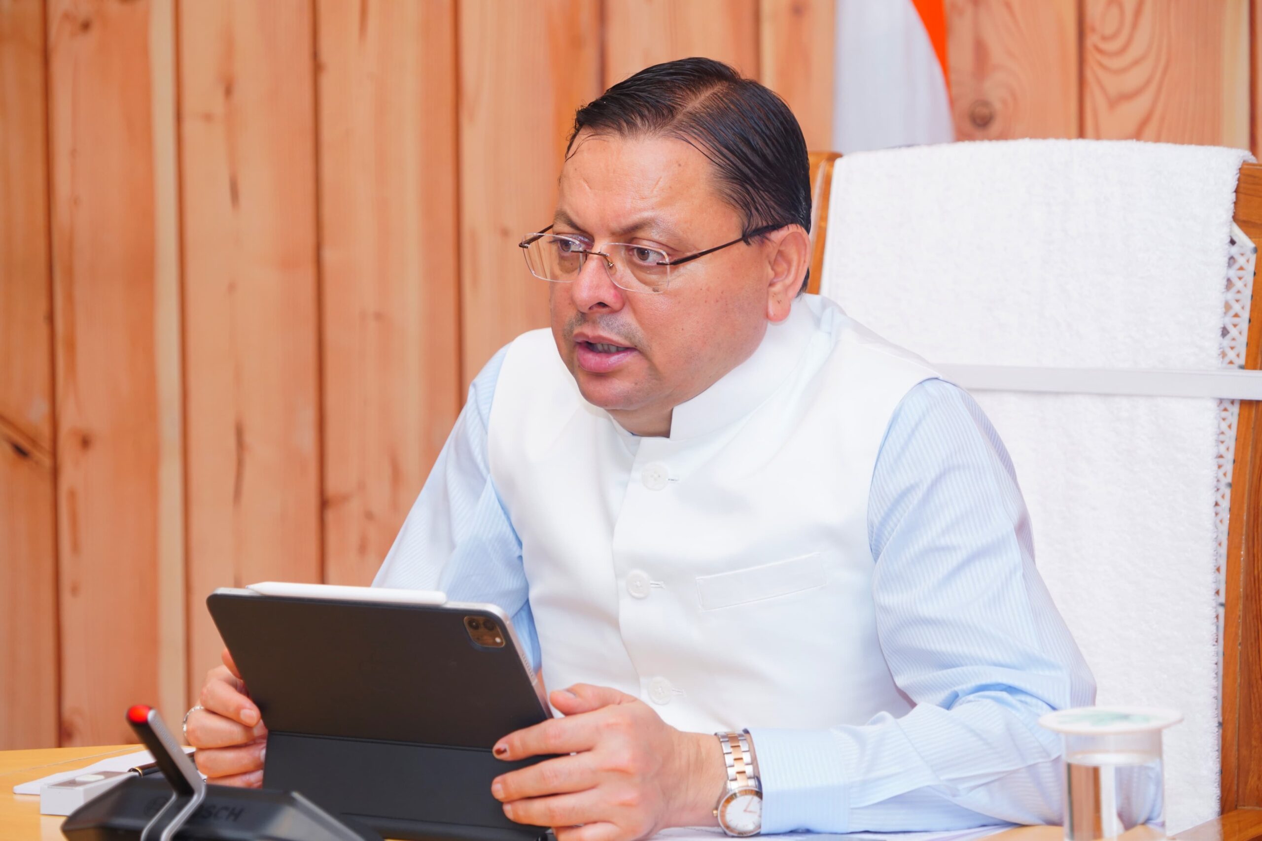 मुख्यमंत्री पुष्कर सिंह धामी ने सोमवार को वर्चुअल माध्यम से जुड़े सभी जिलाधिकारियों को निर्देश दिए कि प्रदेश में लगातार हो रही वर्षा के दृष्टिगत वे अपनी पूरी टीम के साथ लगातार ग्राउंड ज़ीरो पर रहें।