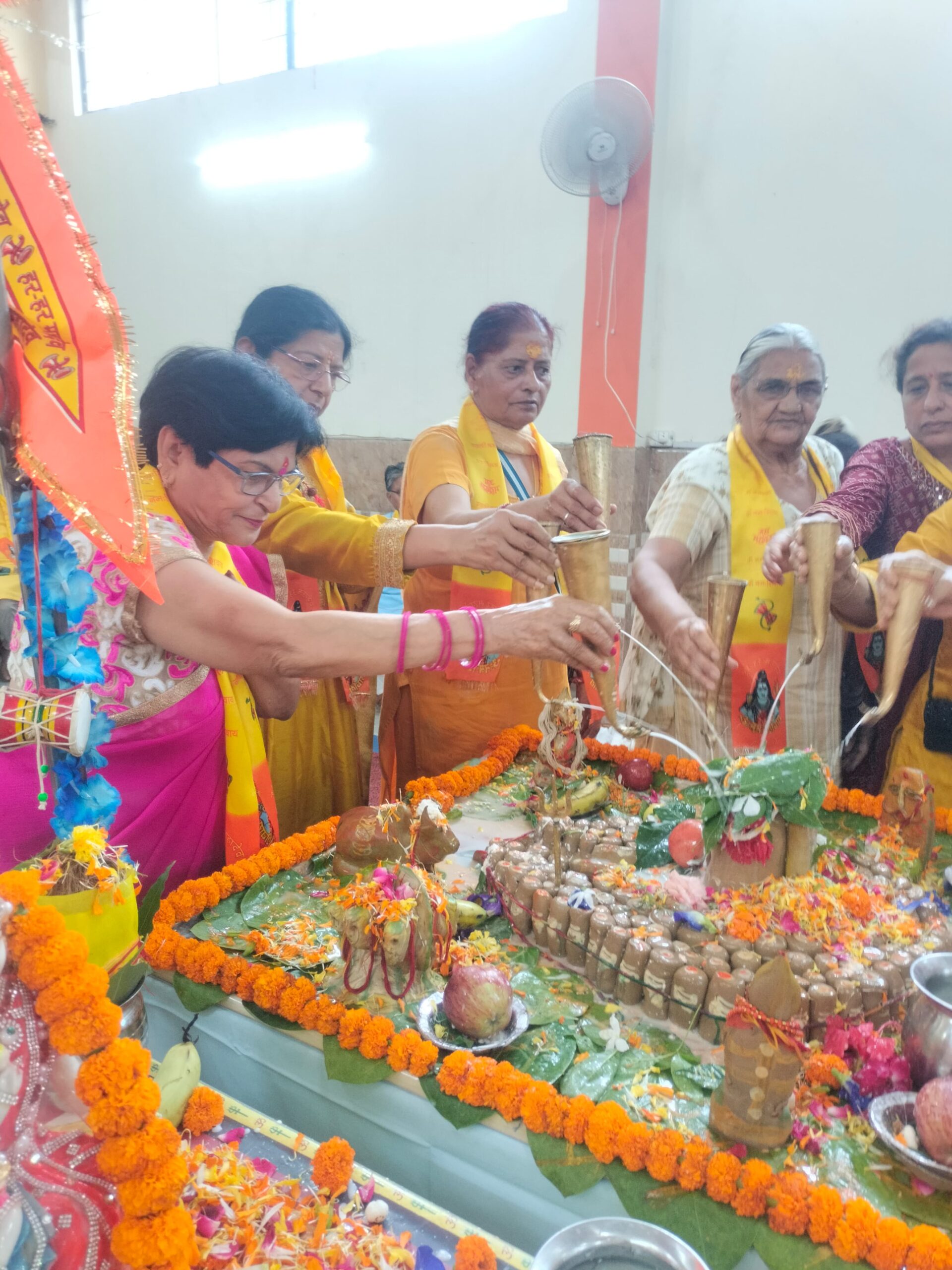 शिव मंदिर आशीर्वाद एंक्लेव में 108 पार्थिव शिवलिंगों का विशेष महा अभिषेक एवं विसर्जन संपन्न