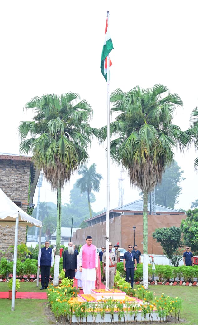 सीएम धामी ने 79वें स्वतंत्रता दिवस पर मुख्यमंत्री आवास में किया ध्वजारोहण, दिलाई राष्ट्रीय एकता की शपथ