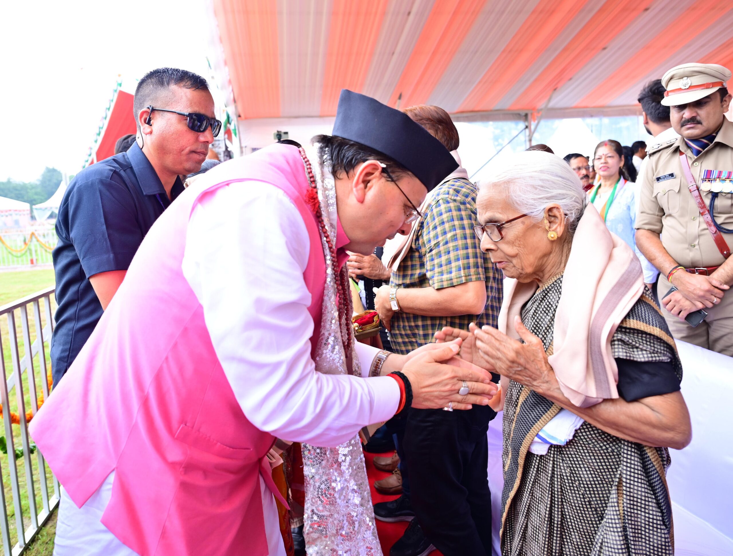 स्वतंत्रता दिवस समारोह: सीएम धामी ने स्वतंत्रता संग्राम सेनानियों के परिजनों, पुलिस कर्मियों व खिलाड़ियों को किया सम्मानित