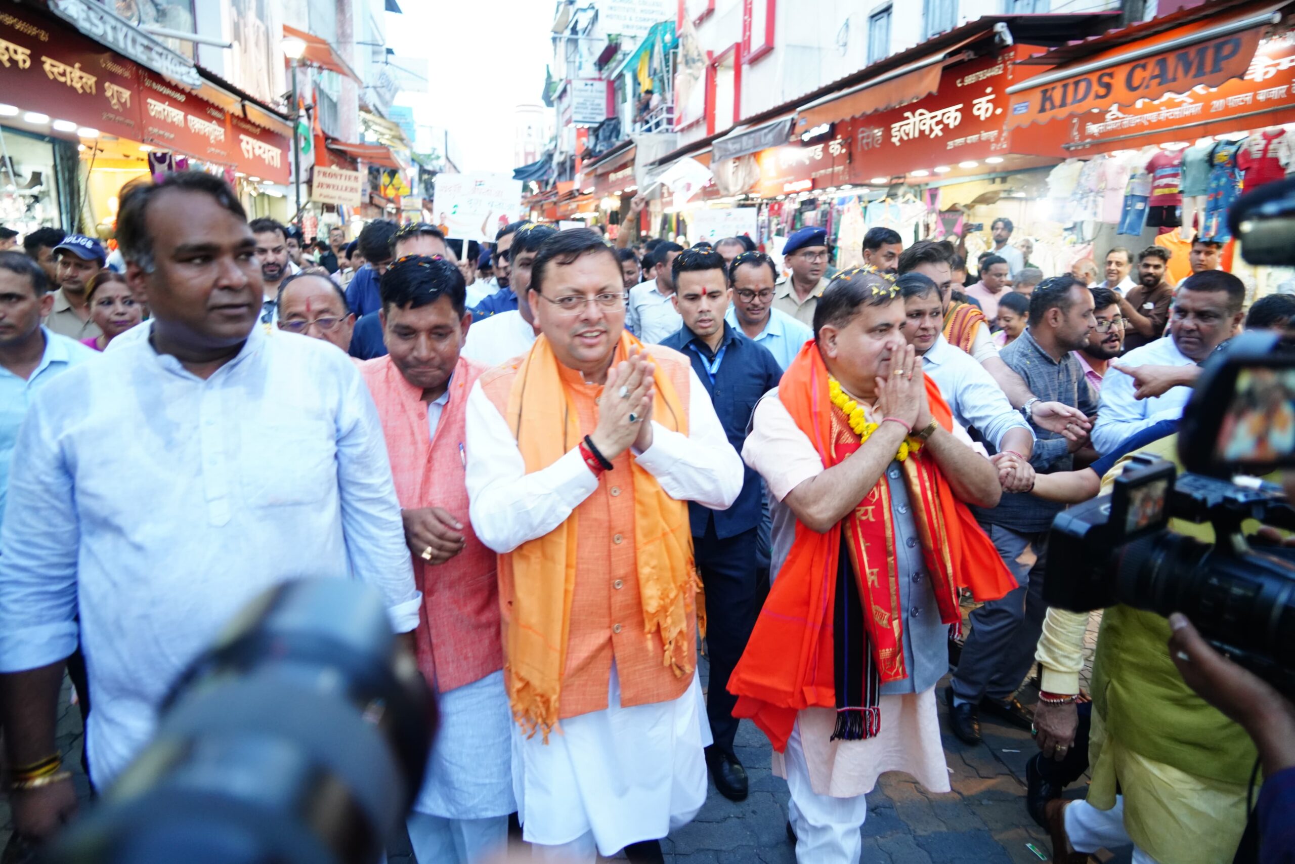पलटन बाज़ार देहरादून में सीएम धामी ने चलाई स्वदेशी जागरूकता मुहिम
