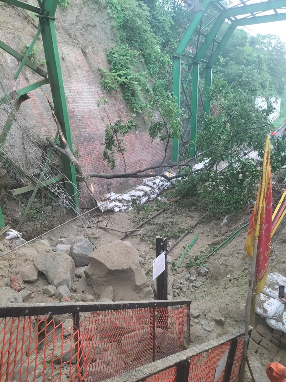 हरिद्वार-मोतीचूर रेल मार्ग पर भूस्खलन, कई ट्रेनें प्रभावित