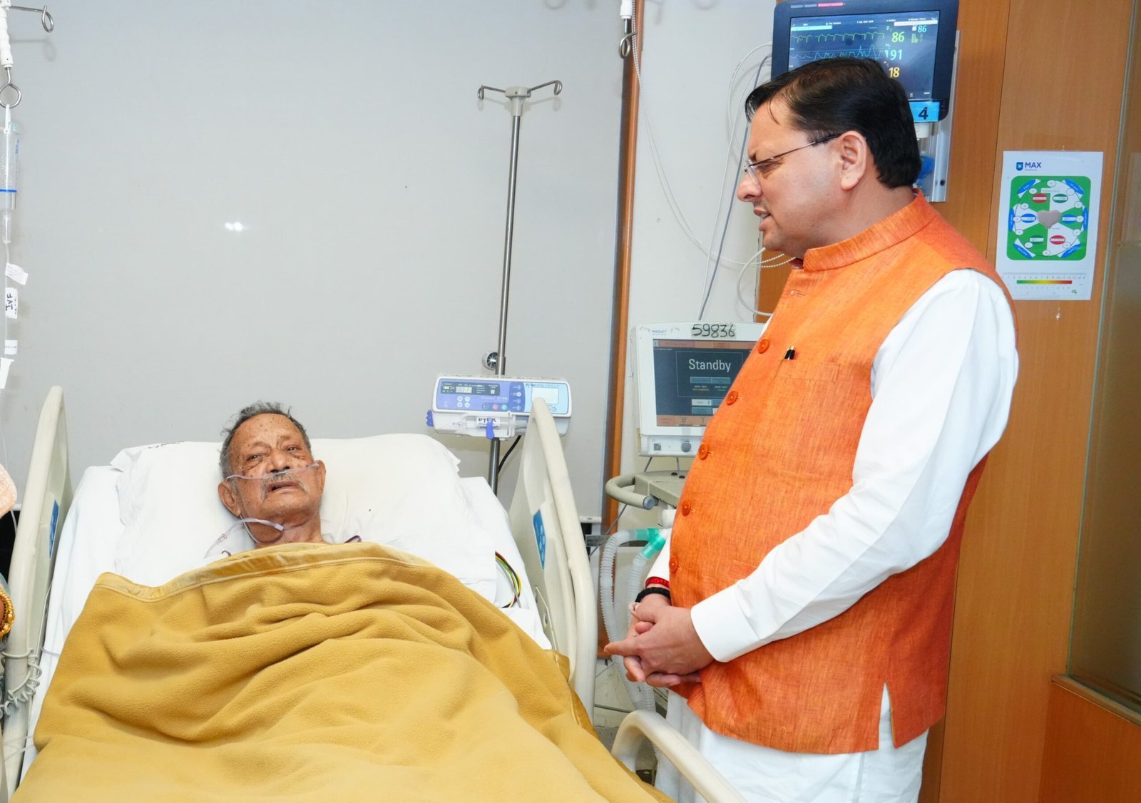मुख्यमंत्री  पुष्कर सिंह धामी ने मैक्स हॉस्पिटल में जाकर पूर्व मुख्यमंत्री श्री भुवन चंद्र खंडूरी के स्वास्थ्य का हालचाल जाना