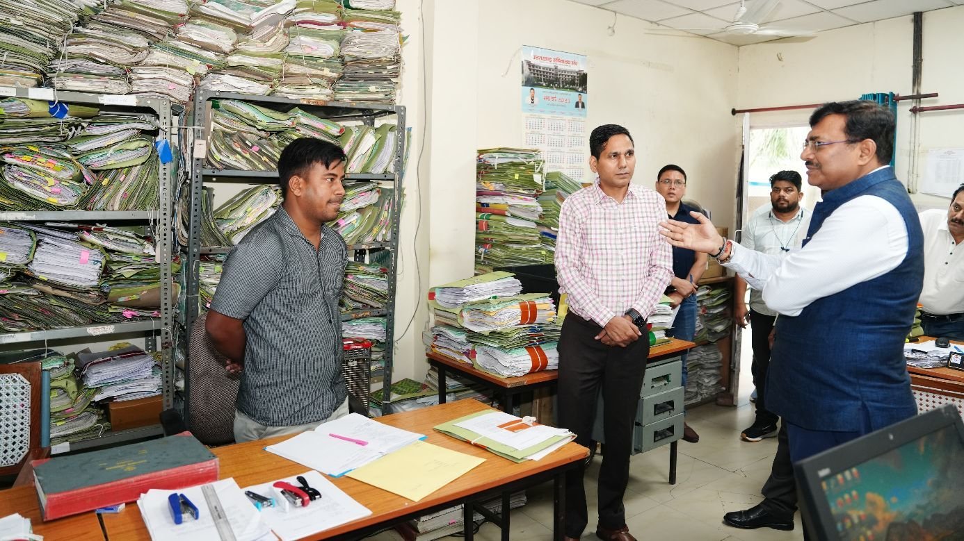 मुख्य सचिव ने किया सचिवालय परिसर की व्यवस्थाओं का निरीक्षण,फाइलों की weeding प्रक्रिया एक माह में की जाए पूर्ण: मुख्य सचिव,पुरानी फाइलों के लिए रिकॉर्ड रूम किया किया जाए शीघ्र तैयार