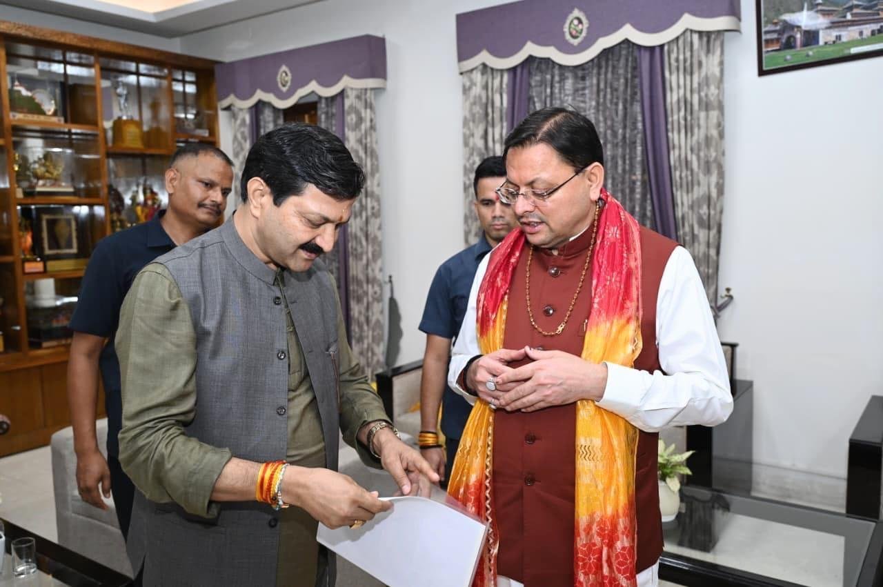 मुख्यमंत्री धामी से मिले बीकेटीसी के पूर्व अध्यक्ष अजेंद्र, विभिन मुद्दों पर सीएम को सौंपे पत्र