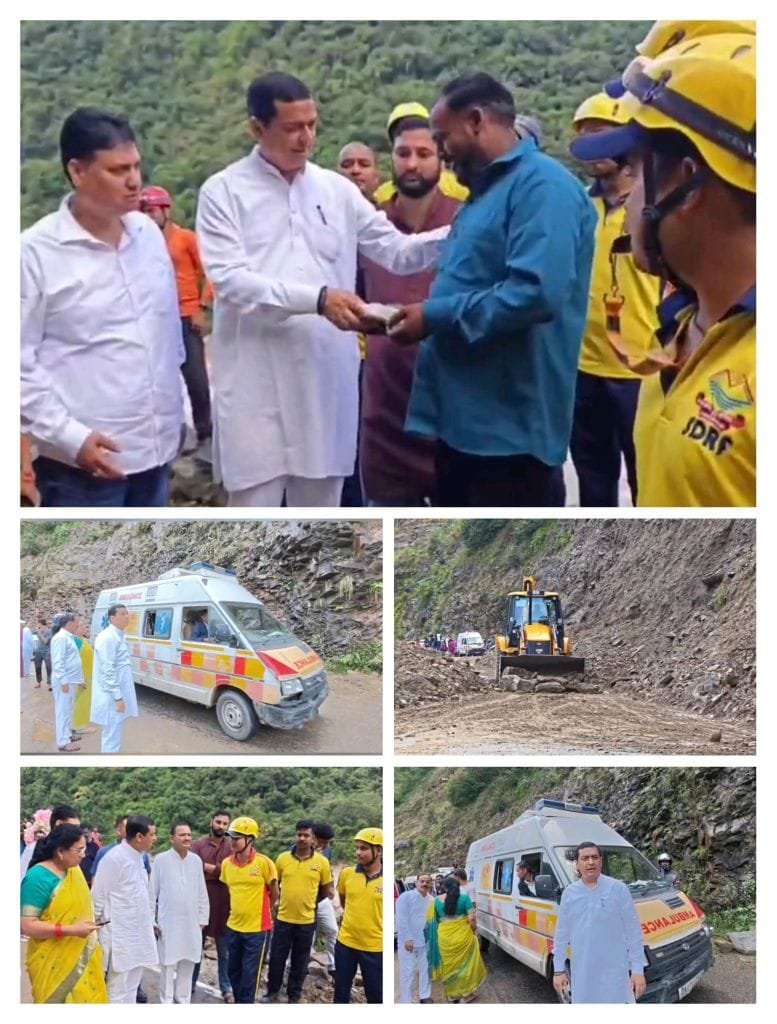 भूस्खलन में फंसी एंबुलेंस को बचाने के लिए सांसद बलूनी ने खुलवाया रास्ता, जेसीबी ड्राइवर को मोबाइल किया गिफ्ट