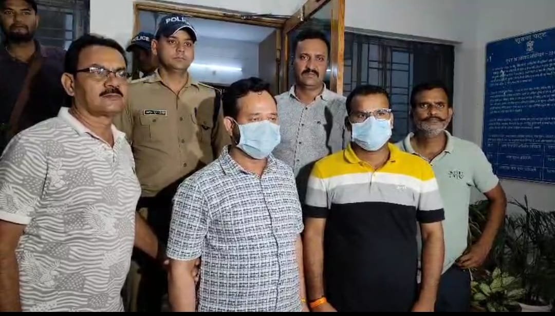 नकल माफिया हाकम सिंह व उसके सहयोगी को पुलिस ने किया  गिरफ्तार