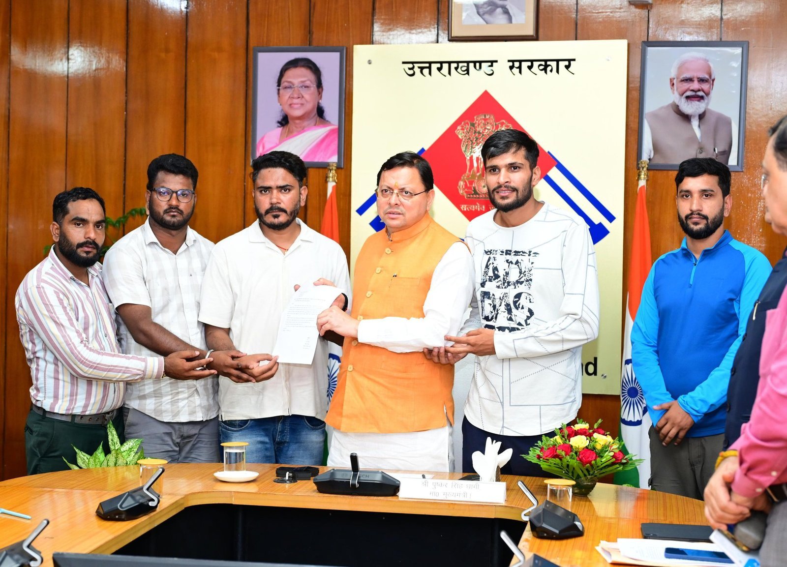 बेरोज़गार संघ ने की मुख्यमंत्री से भेंट, धामी ने दिया निष्पक्ष जांच का आश्वासन