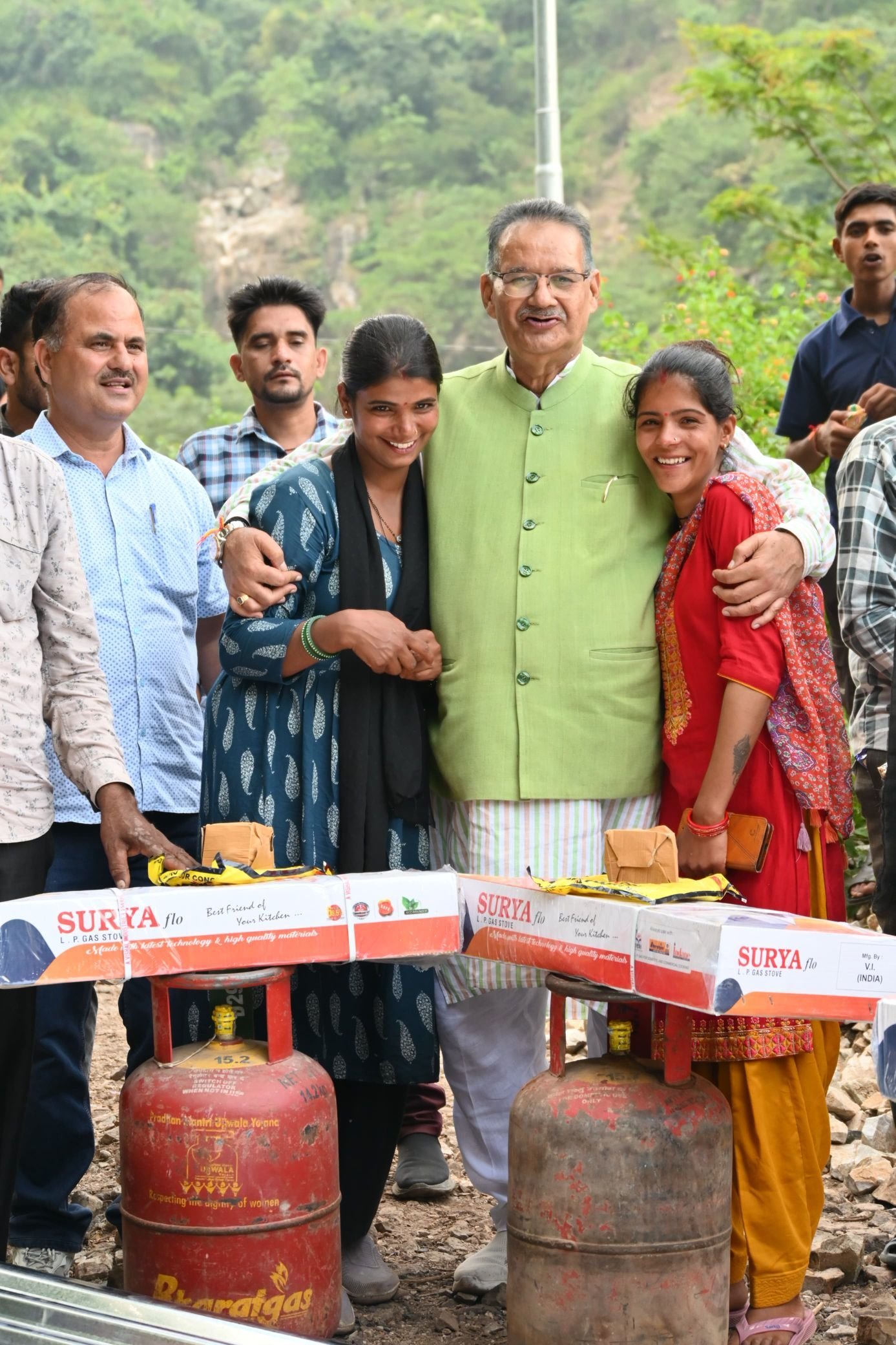 आपदा पीड़ितों की मदद के लिए आगे आए कैबिनेट मंत्री गणेश जोशी, बहनों को दिया गैस चूल्हा बहनों के खिले चेहरे