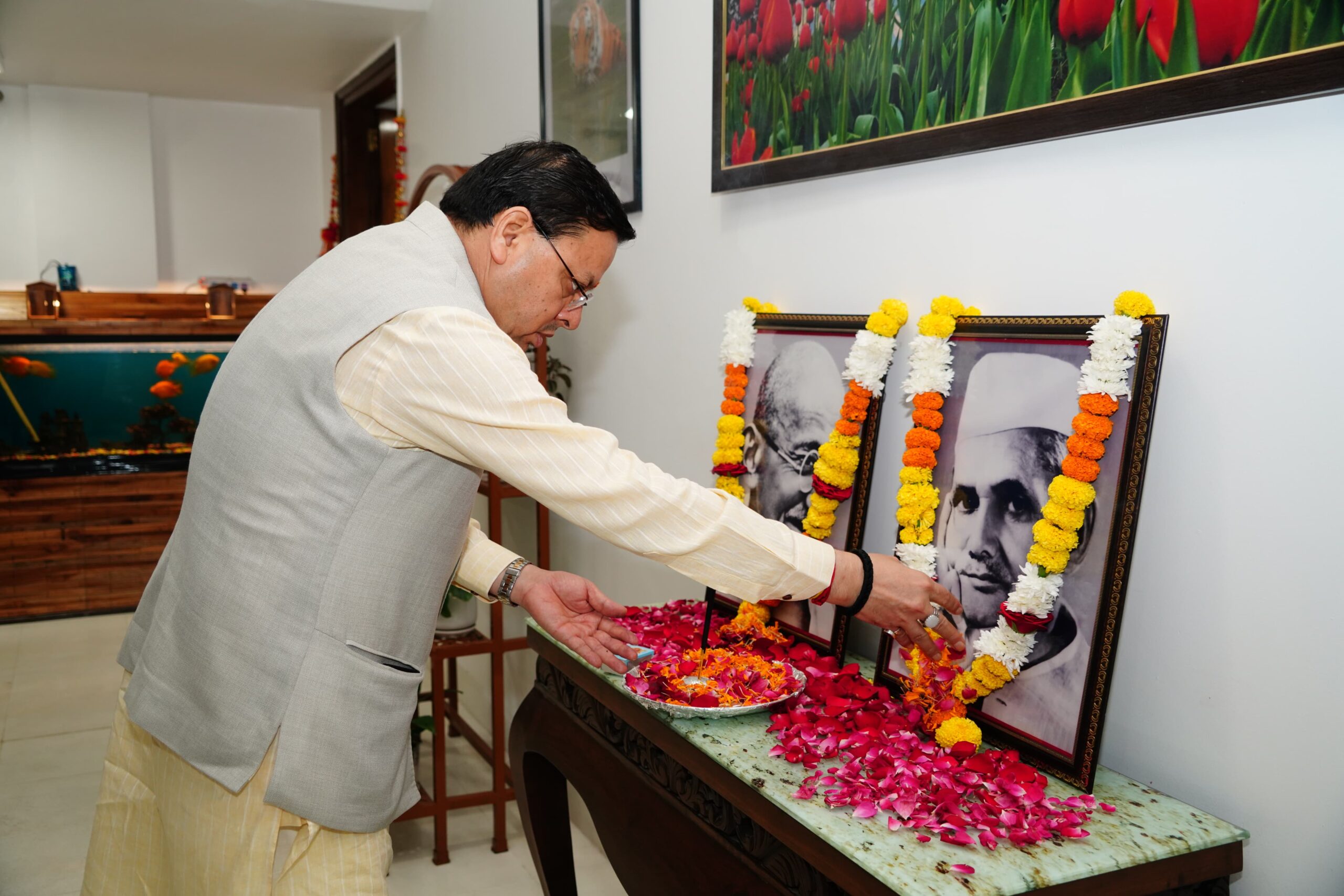 मुख्यमंत्री पुष्कर सिंह धामी ने गांधी जयंती के अवसर पर मुख्यमंत्री आवास में राष्ट्रपिता महात्मा गांधी का स्मरण कर उन्हें श्रद्धा सुमन अर्पित किए ।