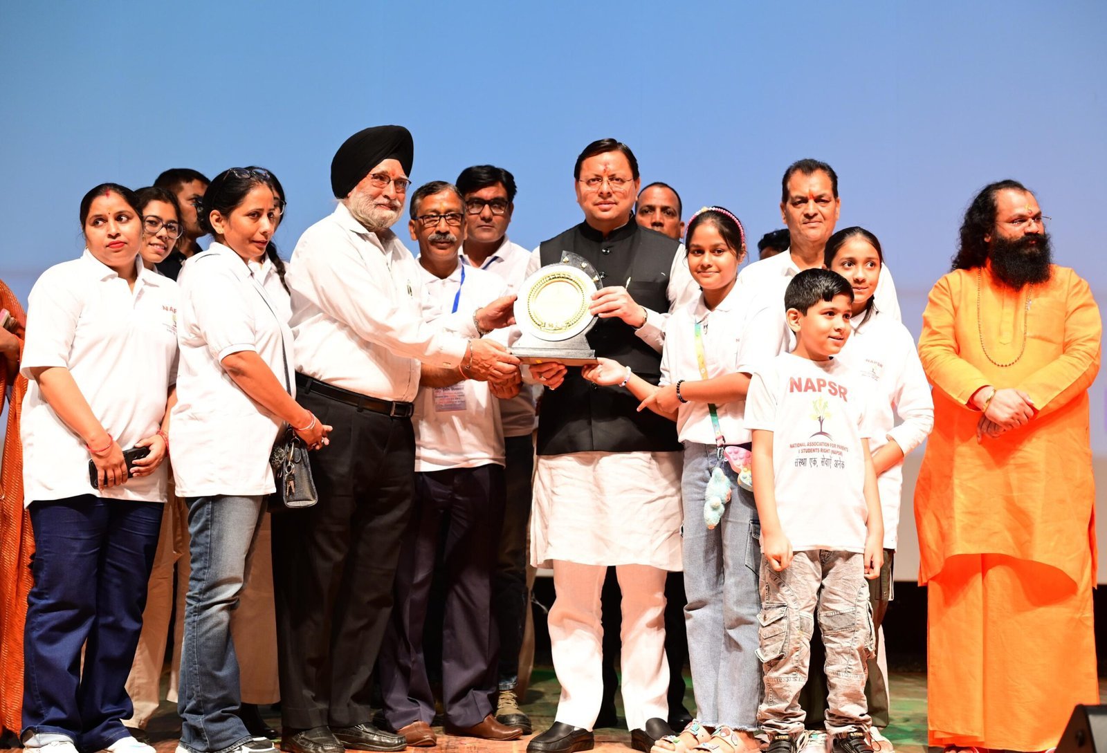मुख्यमंत्री  पुष्कर सिंह धामी में आपदा में सहयोग वाले कर्मियों को सम्मानित किया,आपदा प्रबंधन प्रशिक्षण को स्कूल-कॉलेजों में शामिल करने की प्रक्रिया जारी
