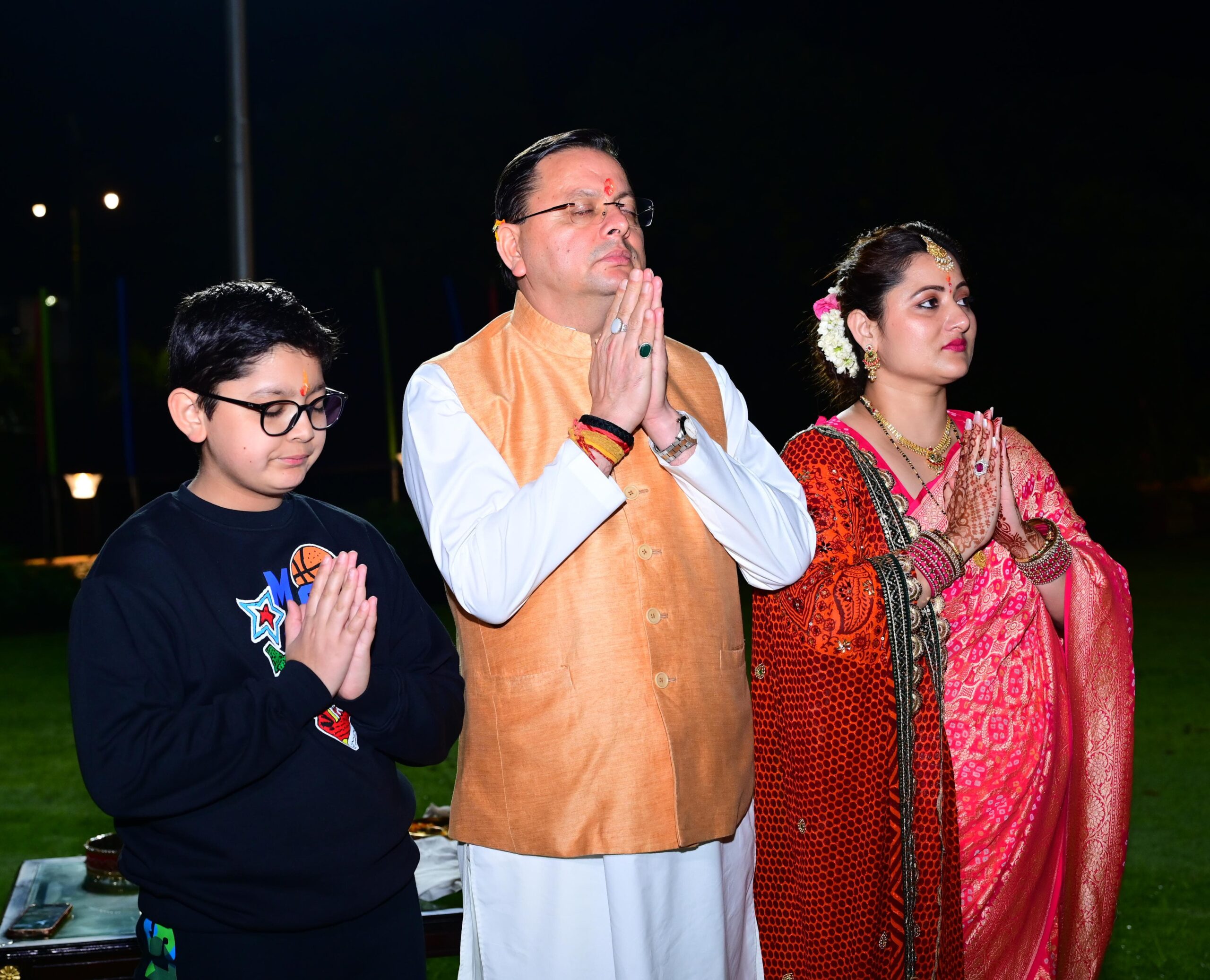 मुख्यमंत्री पुष्कर सिंह धामी ने धर्मपत्नी गीता धामी के साथ मुख्यमंत्री आवास में मनाया करवा चौथ उत्सव।