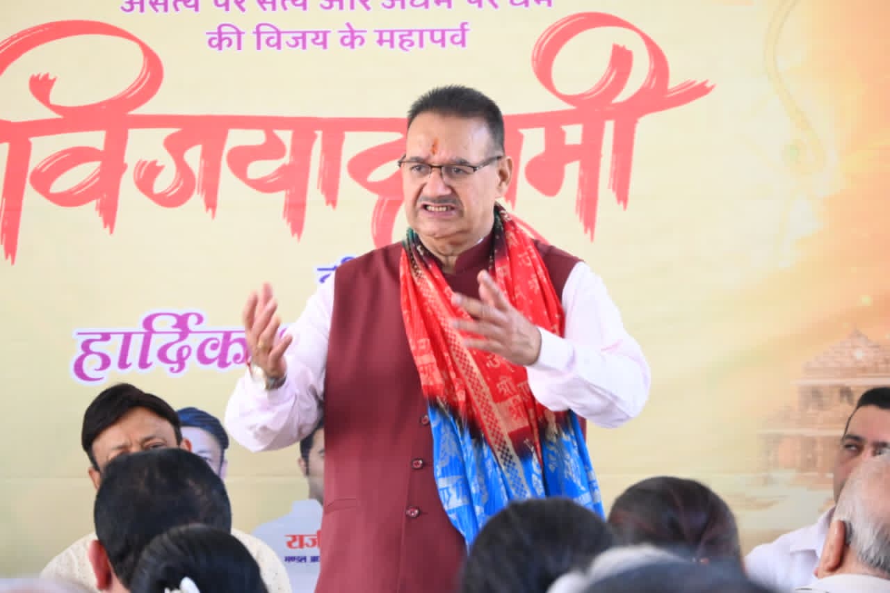 श्रीदेव सुमन नगर मंडल के पार्टी पदाधिकारियों के साथ आत्मनिर्भर भारत अभियान के तहत आयोजित होने वाले कार्यक्रम की तैयारियों को लेकर बैठक करते कैबिनेट मंत्री गणेश जोशी।