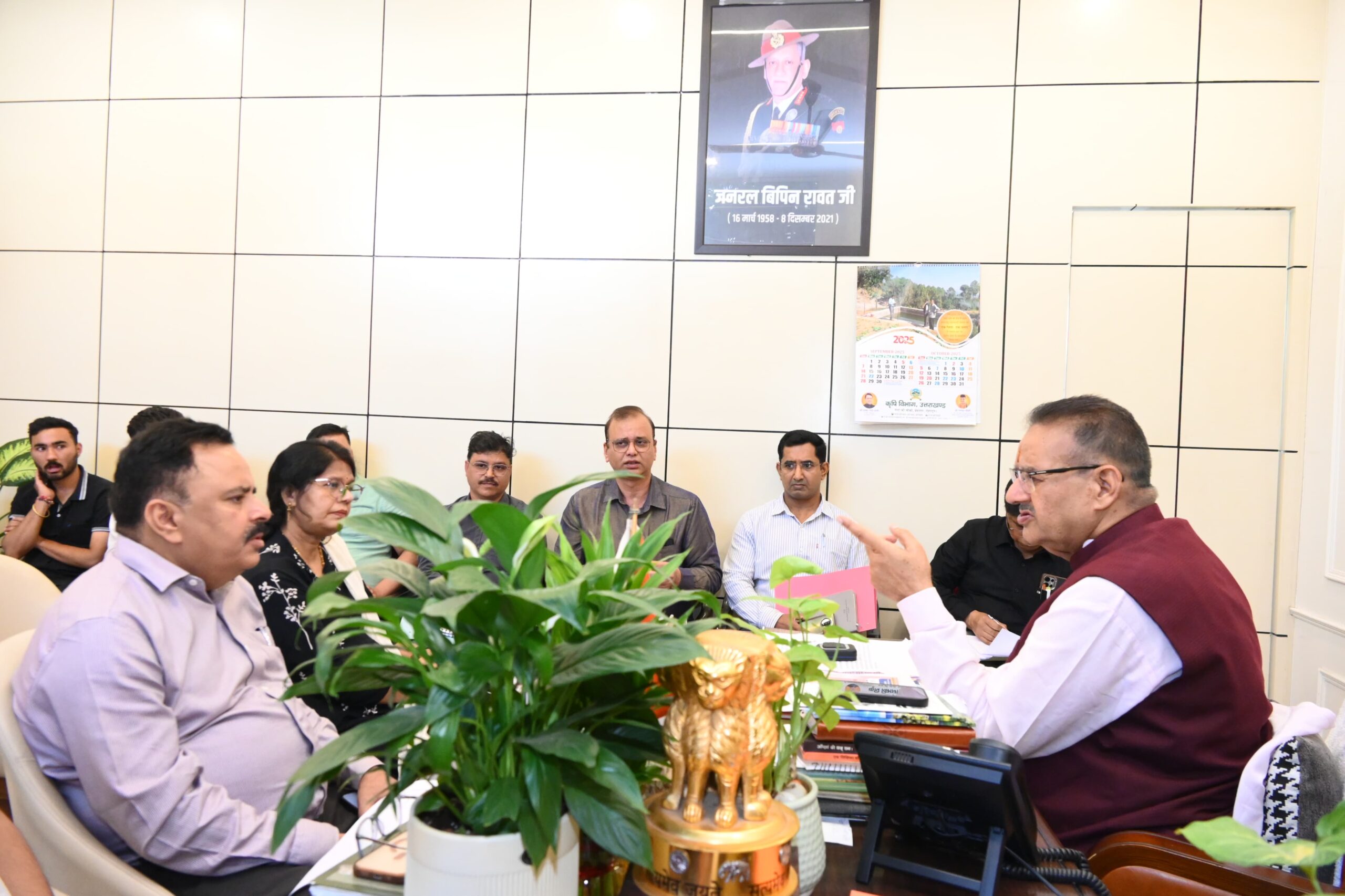 मसूरी विधानसभा क्षेत्र में पेयजल की समस्याओं के निराकरण एवं सम्बंधित विकास कार्याे की समीक्षा करते कैबिनेट मंत्री गणेश जोशी।