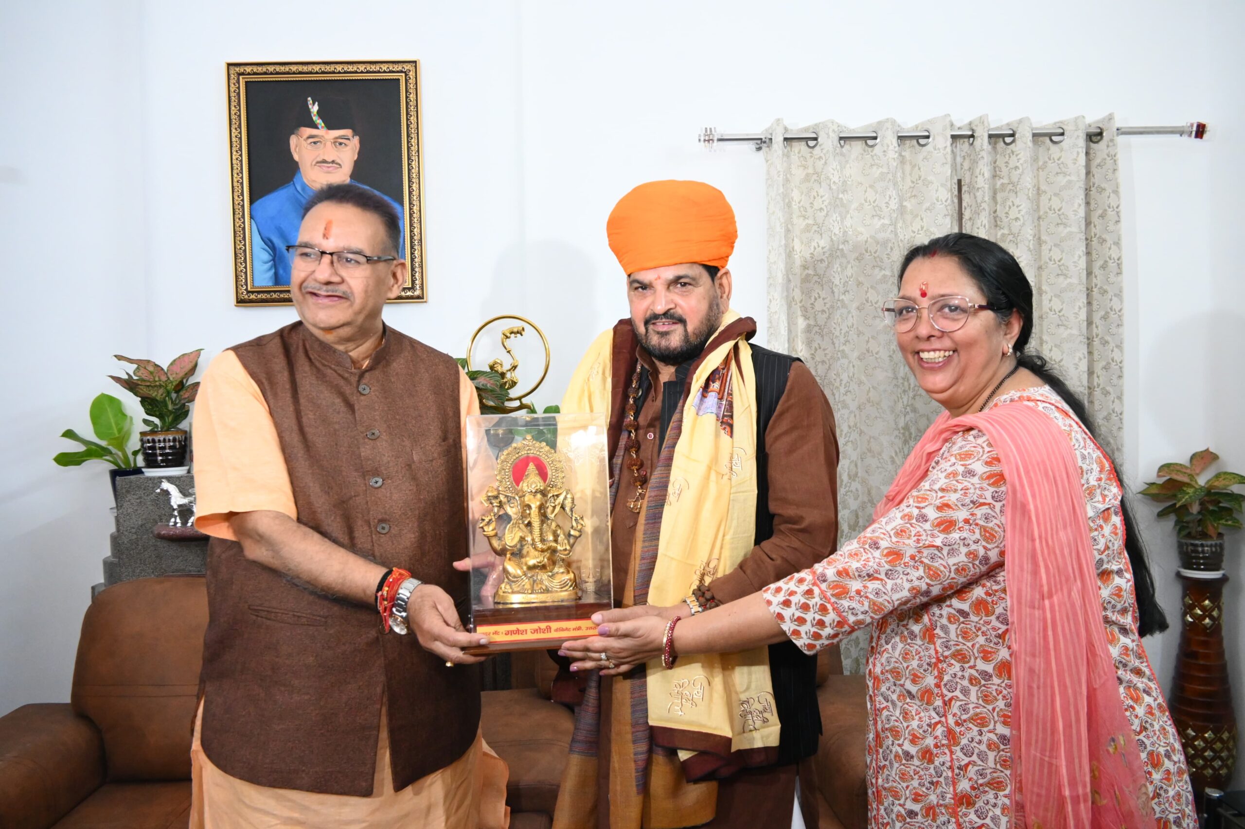 कैबिनेट मंत्री गणेश जोशी ने अपने आवास पर पूर्व सांसद बृजभूषण शरण सिंह का किया स्वागत।