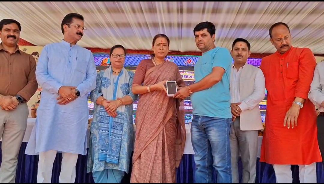 सहकारिता से मजबूत हुई ग्रामीण अर्थव्यवस्था : रेखा आर्या,अल्मोड़ा में आयोजित सहकारिता मेले में किया स्टालों का निरीक्षण,ग्राम सभा को माइक्रो एटीएम और ग्रामीणों को 10 लाख रुपए तक के लोन वितरित किए।