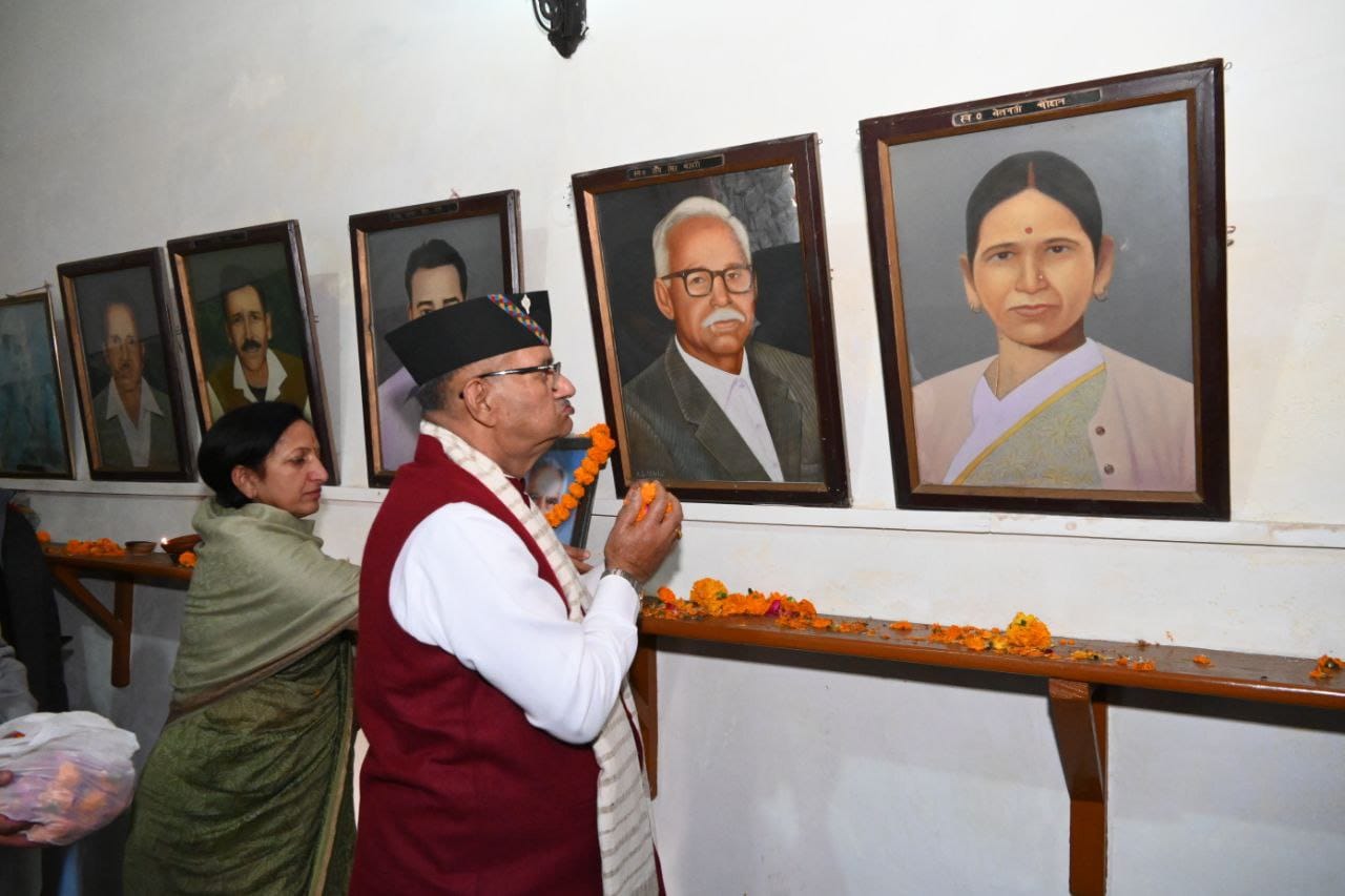 राज्य की रजत जयंती के अवसर पर मसूरी शहीद स्थल में राज्य आंदोलनकारियों को नमन करते कैबिनेट मंत्री गणेश जोशी।