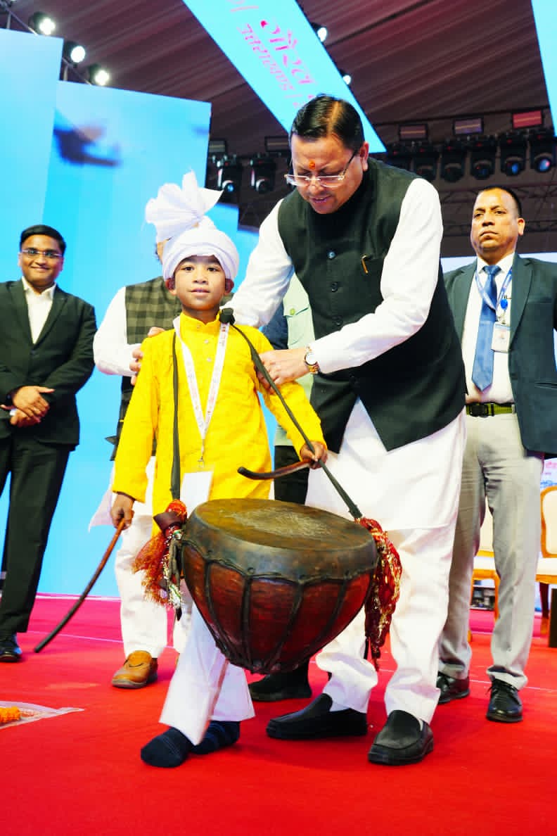 आदि गौरव महोत्सव में पहुंचे मुख्यमंत्री धामी, भगवान बिरसा मुंडा को दी श्रद्धांजलि,जनजातीय समाज के लिए 128 गांवों का चयन, विकास और सशक्तिकरण योजनाओं को मिलेगी रफ्तार : मुख्यमंत्री,उत्तराखंड सरकार जनजातीय संस्कृति-संवर्धन के लिए 50 लाख की वार्षिक सहायता दे रही है : मुख्यमंत्री धामी,यह महोत्सव मेरे लिए सरकारी कार्यक्रम नहीं, अपने परिवार से मिलने जैसा”: मुख्यमंत्री पुष्कर सिंह धामी,एकलव्य मॉडल स्कूल, छात्रवृत्ति, आईटीआई सहित अनेक योजनाओं से जनजातीय समाज हो रहा सशक्त।