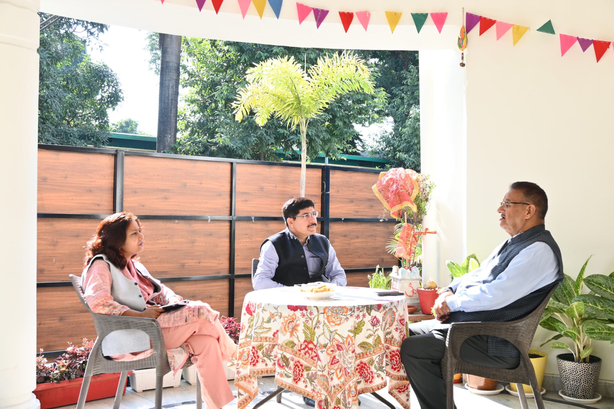 NRLM की प्रगति और आगामी राष्ट्रीय कार्यक्रमों की तैयारियों की समीक्षा करते ग्राम्य विकास मंत्री गणेश जोशी।