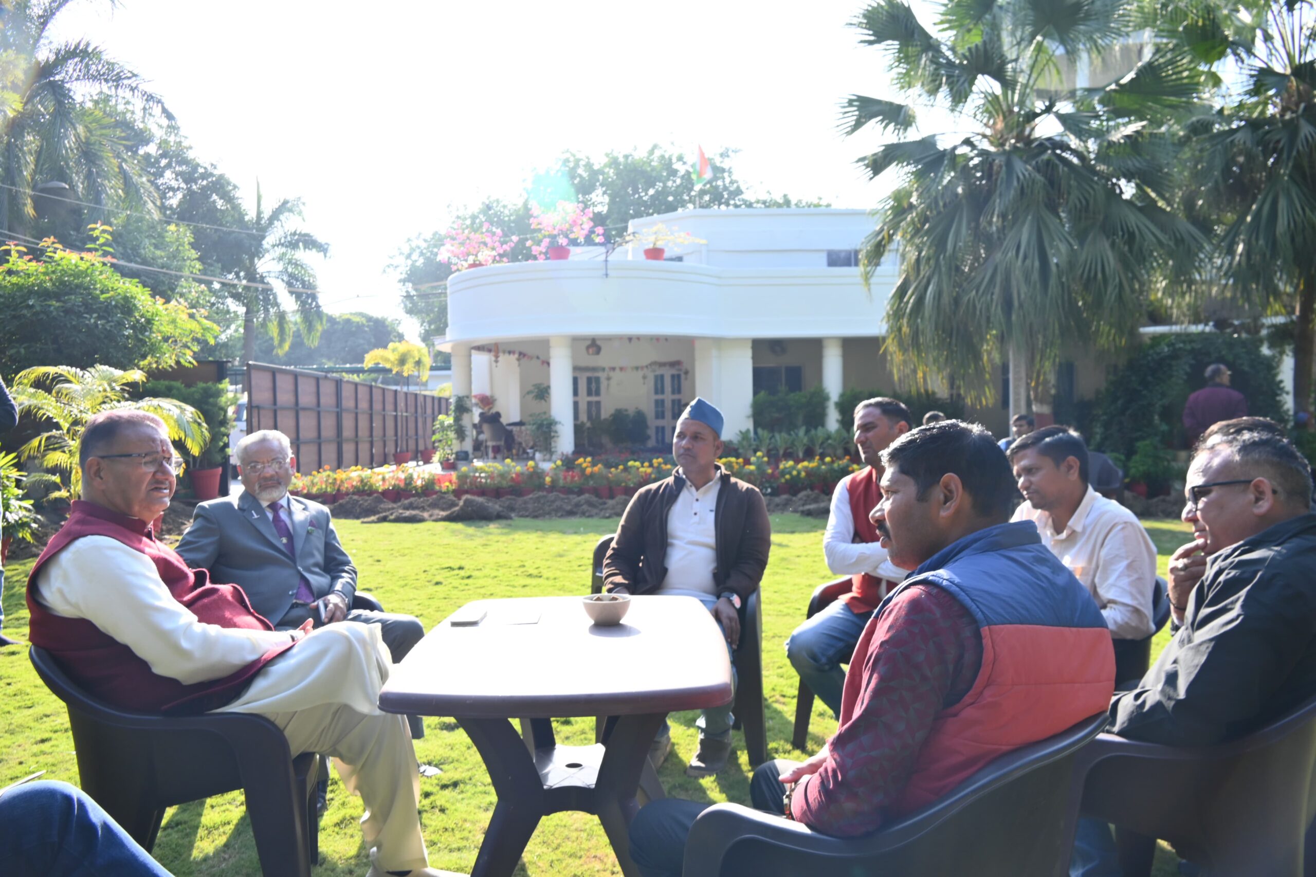 उपनल कर्मचारी महासंघ के पदाधिकारी से वार्ता करते सैनिक कल्याण मंत्री गणेश जोशी।