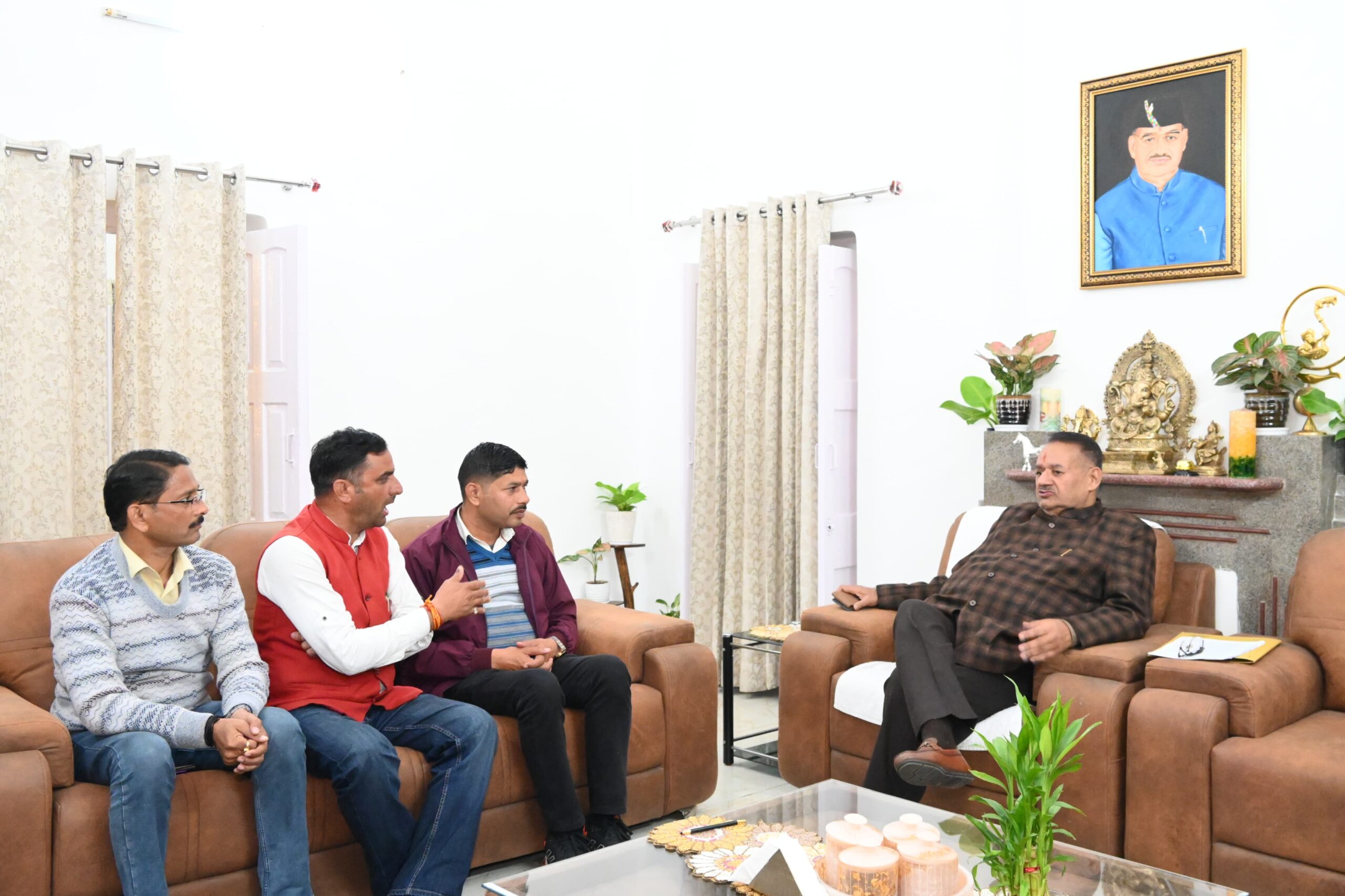 सैनिक कल्याण मंत्री गणेश जोशी से आज उनके शासकीय आवास पर उपनल कर्मचारी महासंघ के पदाधिकारियों ने भेंट कर समान कार्य के लिए समान वेतन की मांग करते हुए शीघ्र सरकार द्वारा कार्यवाही की आग्रह किया।